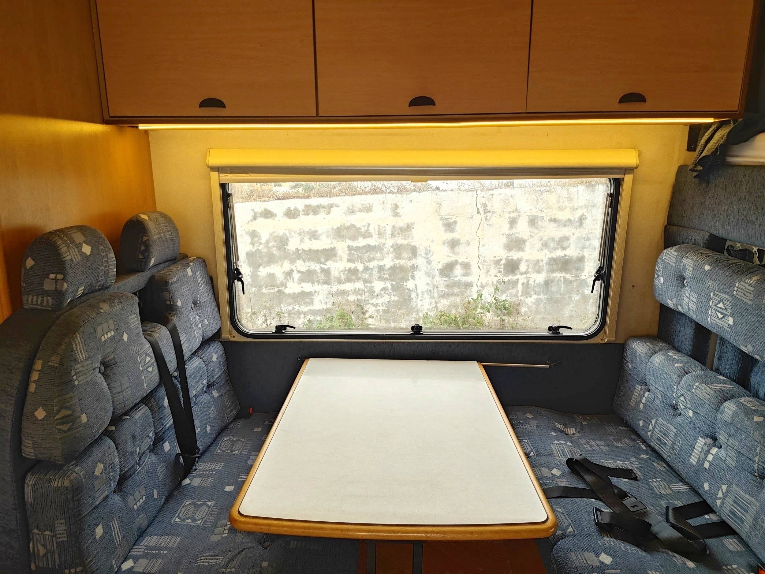 Dining Area Fiat Ducato 2,0 l 100 ch - Yescapa