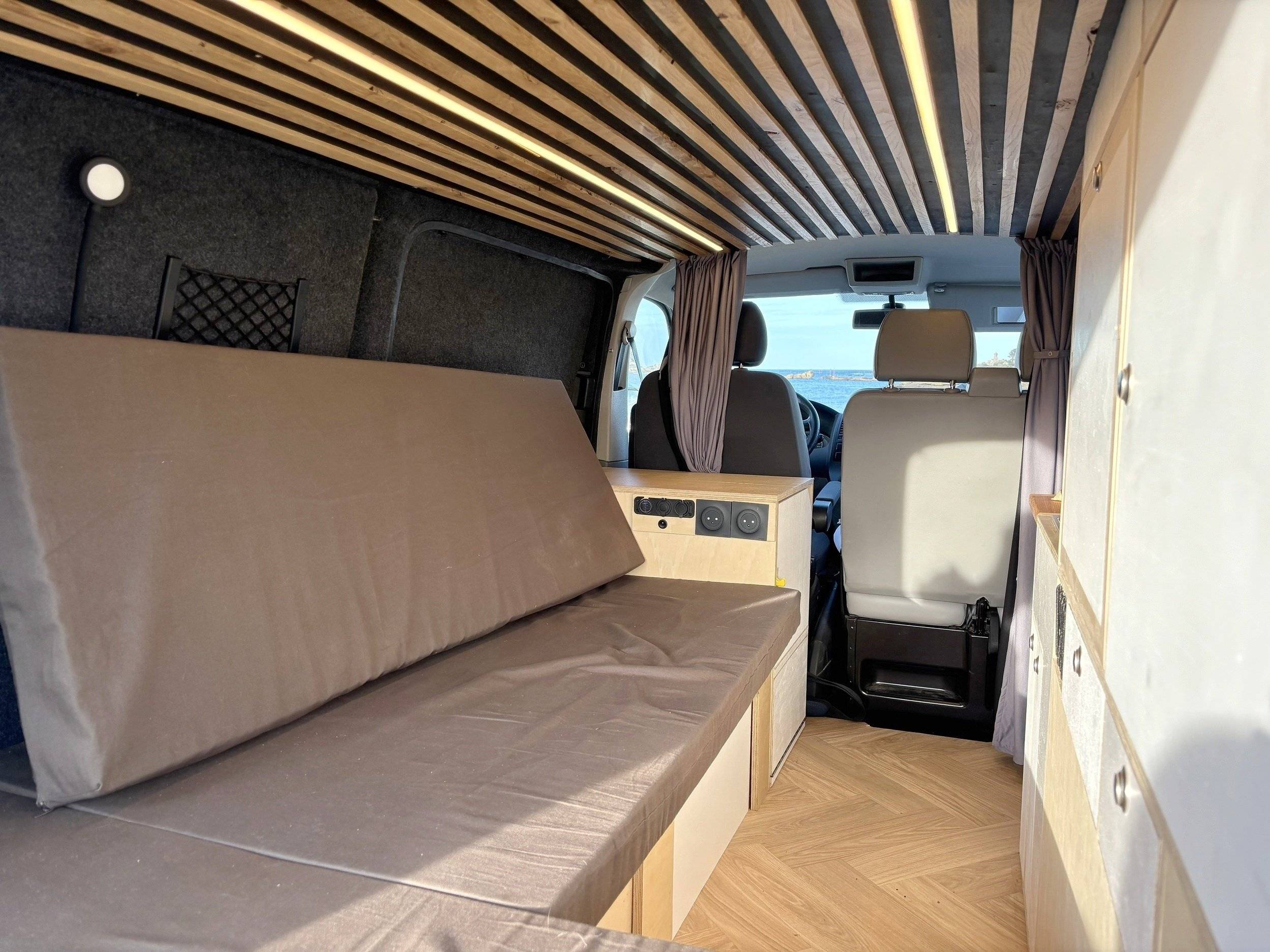 Coin repas Volkswagen T5 2,0 l 84 ch - Yescapa