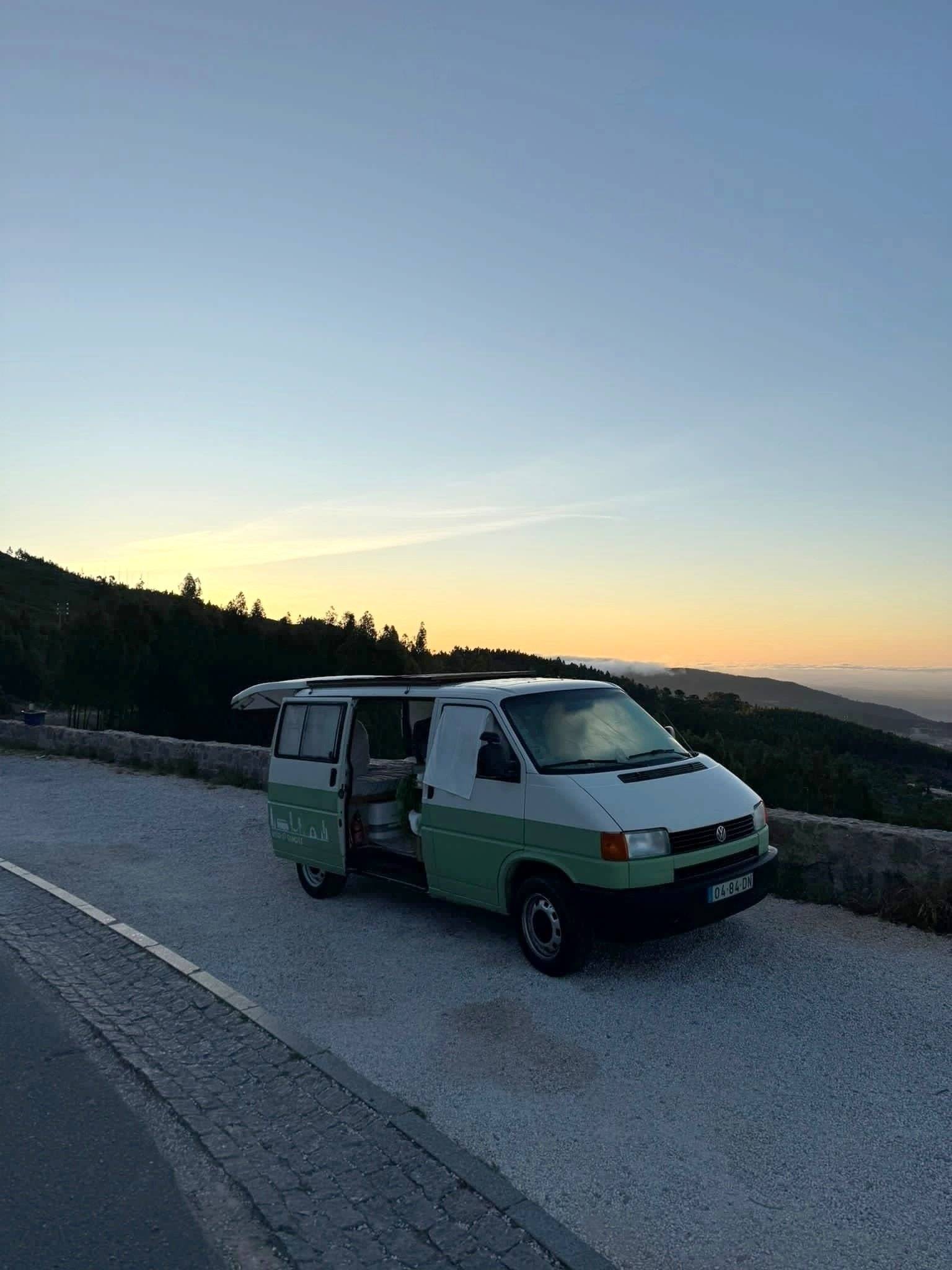 schräge Vorderansicht Volkswagen Transporter T4 - Yescapa