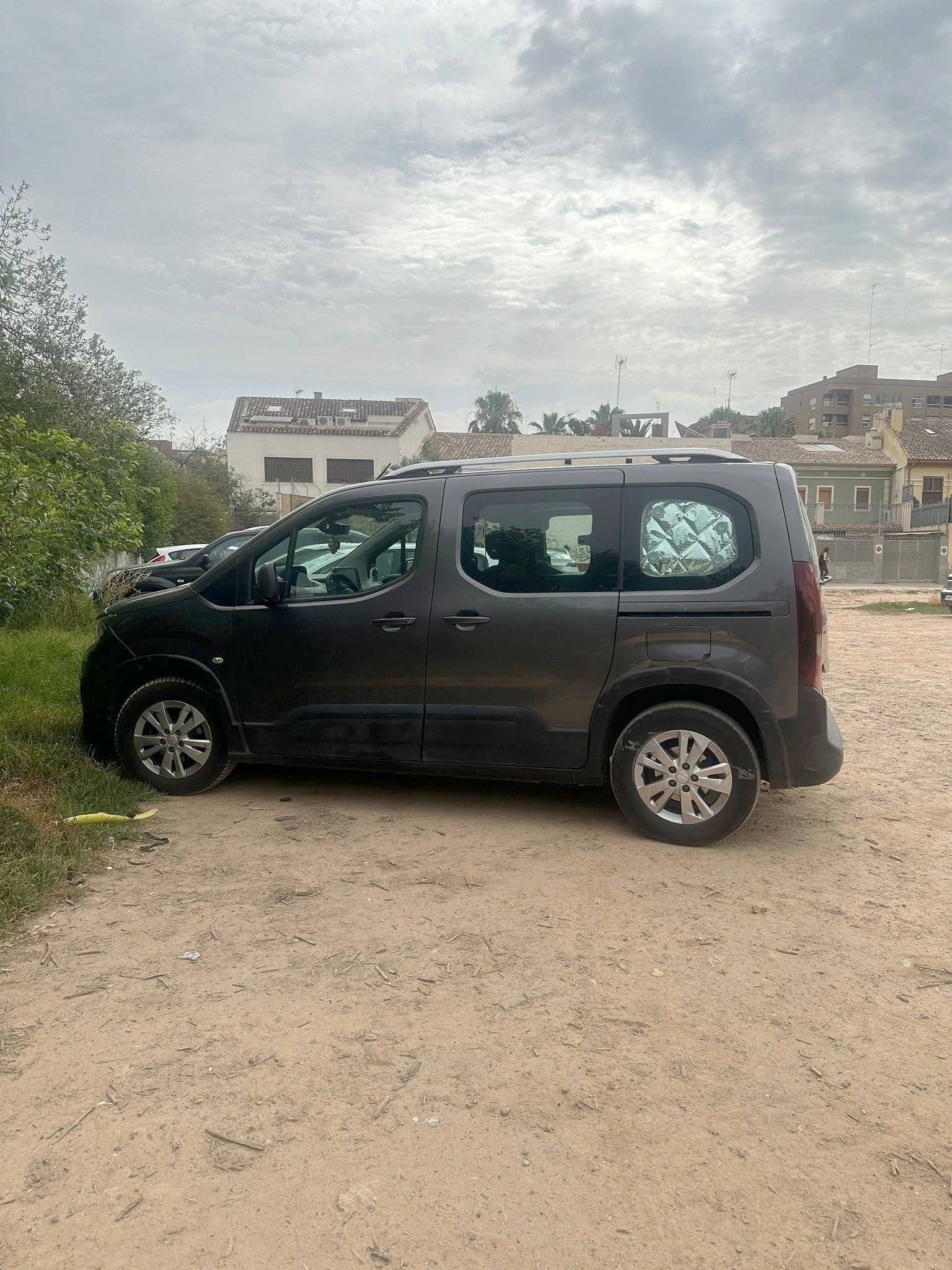 Vista de 3/4 Peugeot Peugeot Rifer - Yescapa