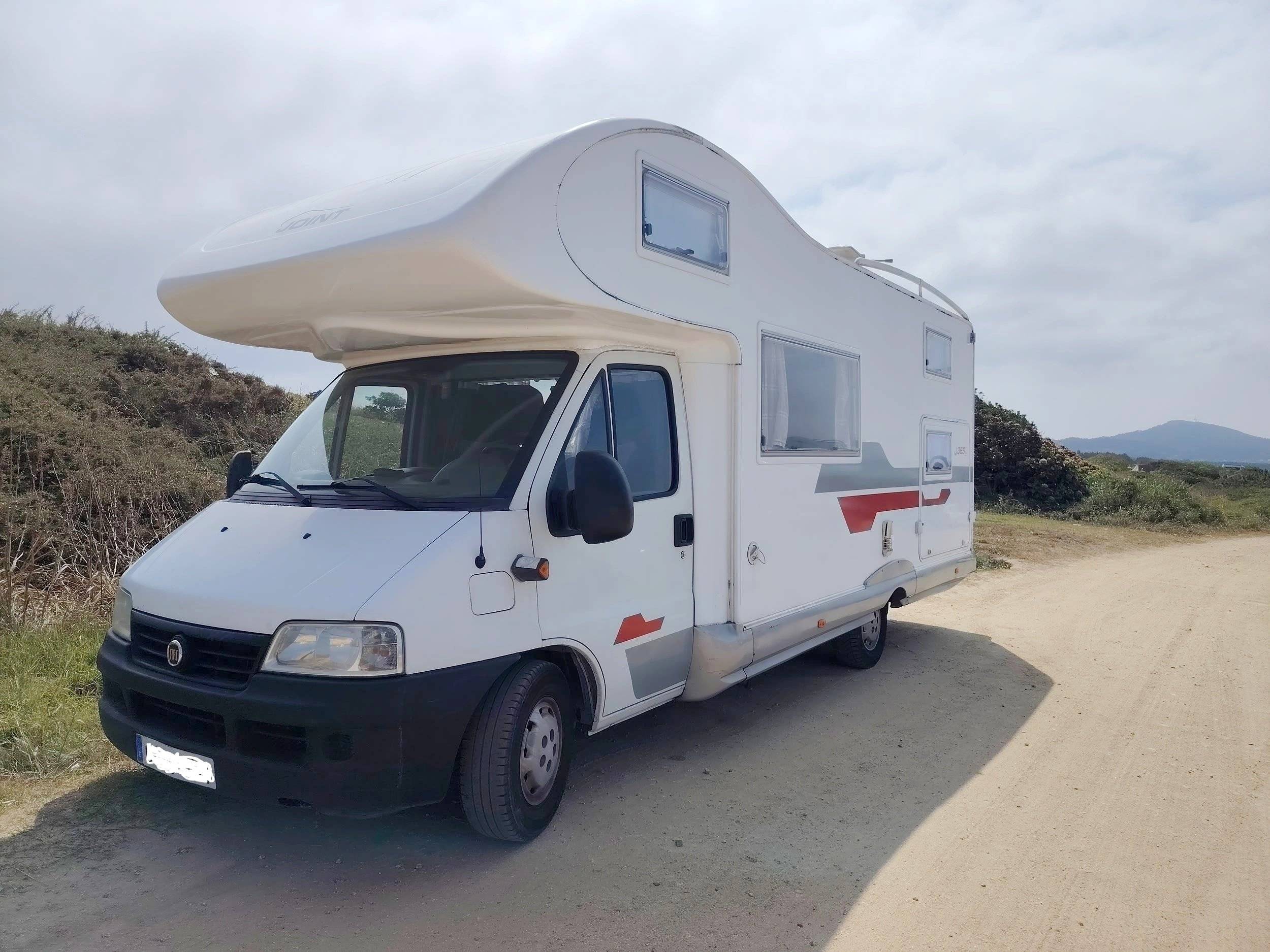 Front view from 3/4 Fiat Ducato 2.8 JTD - Yescapa