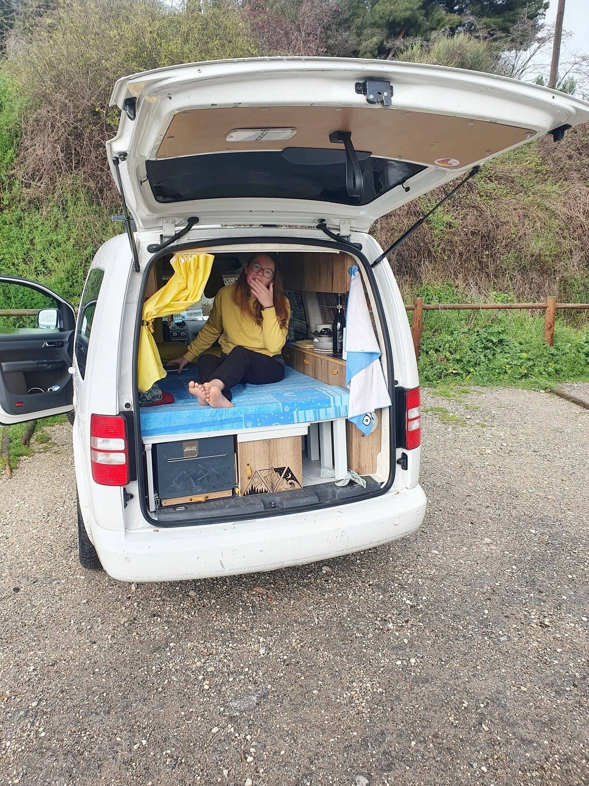 Couchages Volkswagen Caddy 1,6 l 75 ch - Yescapa