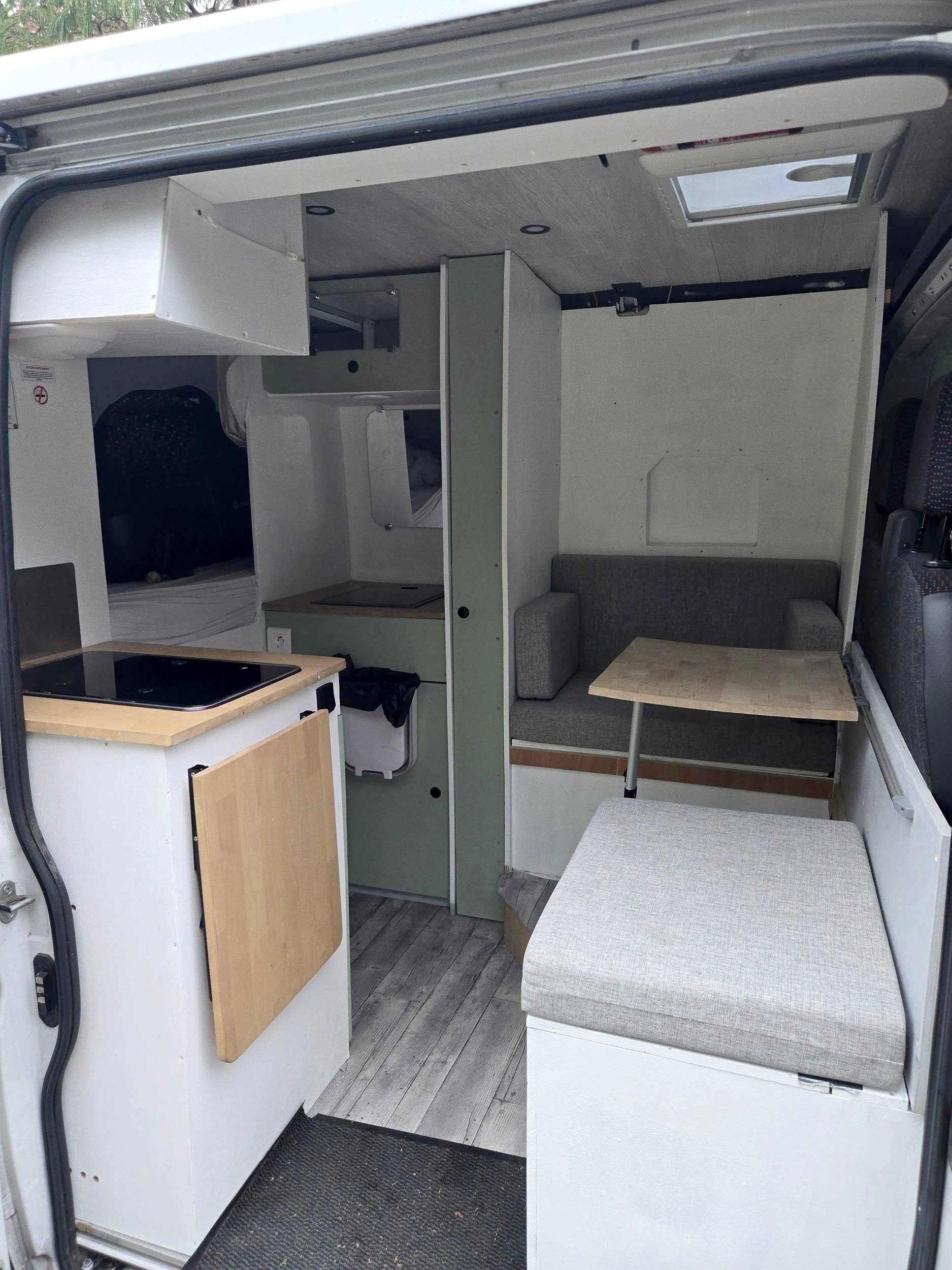 Dining Area Peugeot Boxer 2.2 Blue HDI 140ch - Yescapa