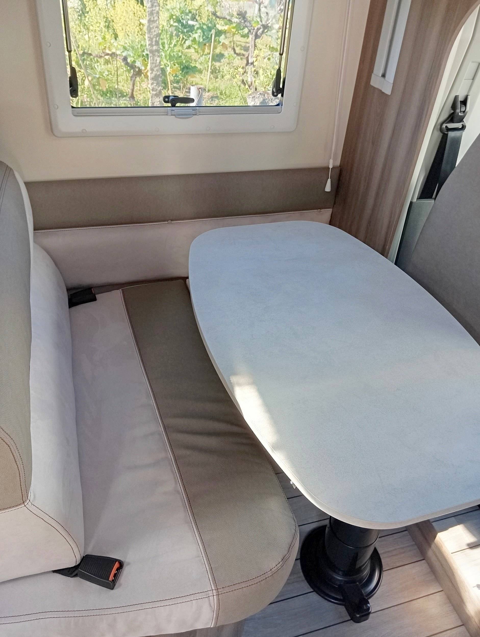 Menjador Ford Transit 2,0 l 170 ch - Yescapa