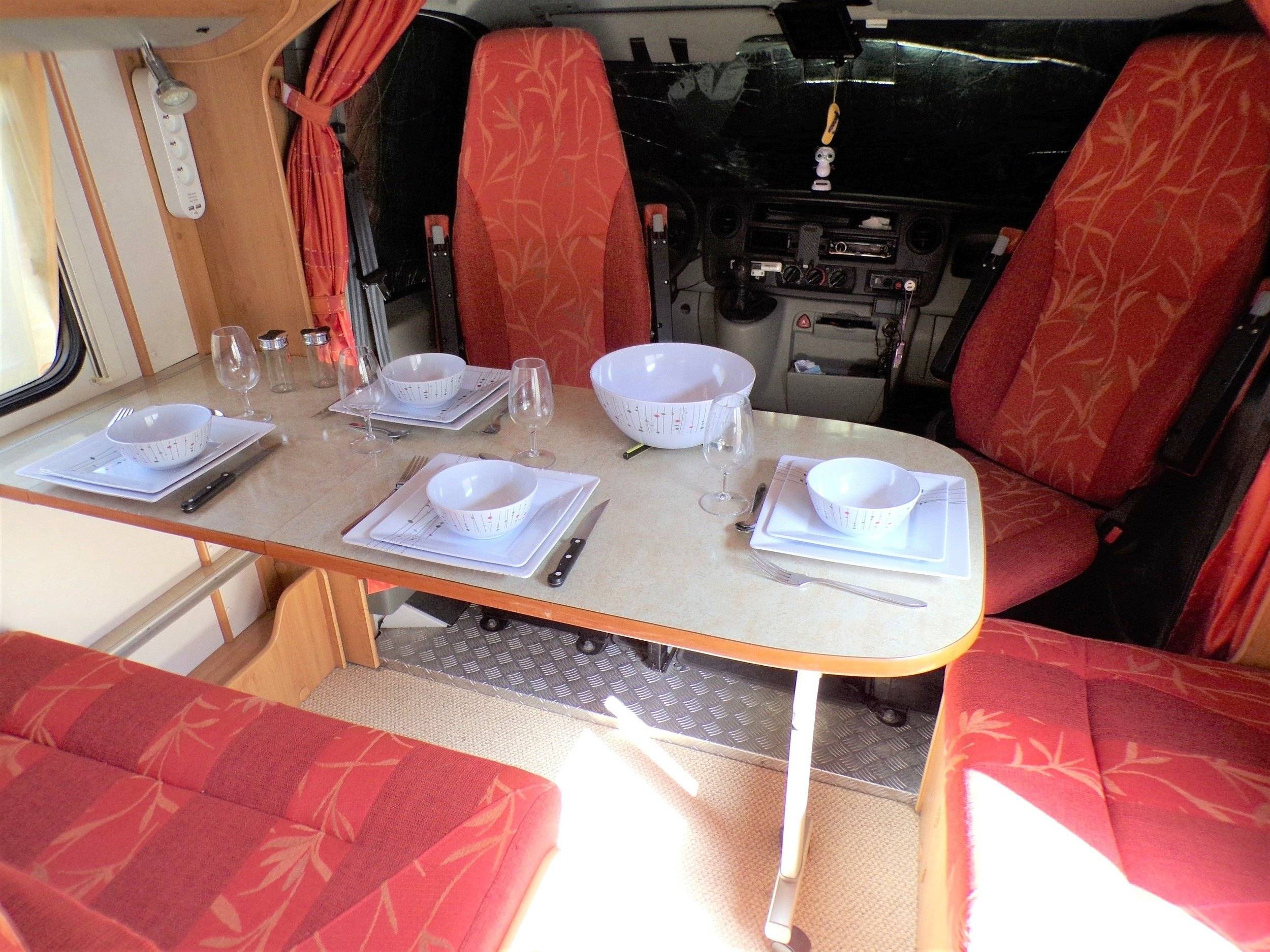 Dining Area Renault Master 3,0 l. dCi 140 ch. - Yescapa