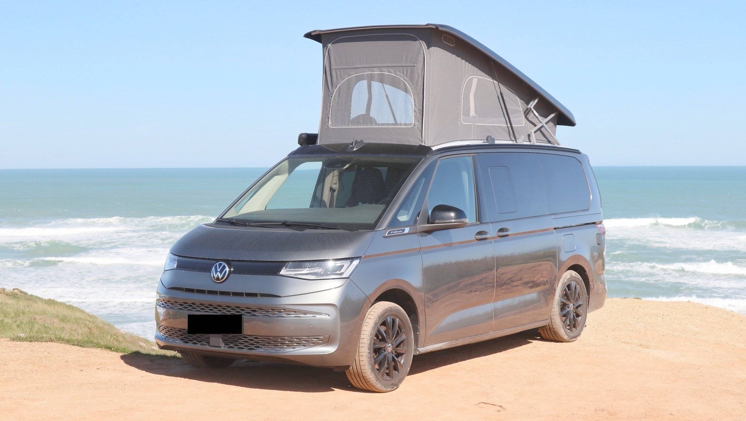 Vista frontale a ¾ Volkswagen VOLKSWAGEN T7 CALIFORNIA COAST - Yescapa
