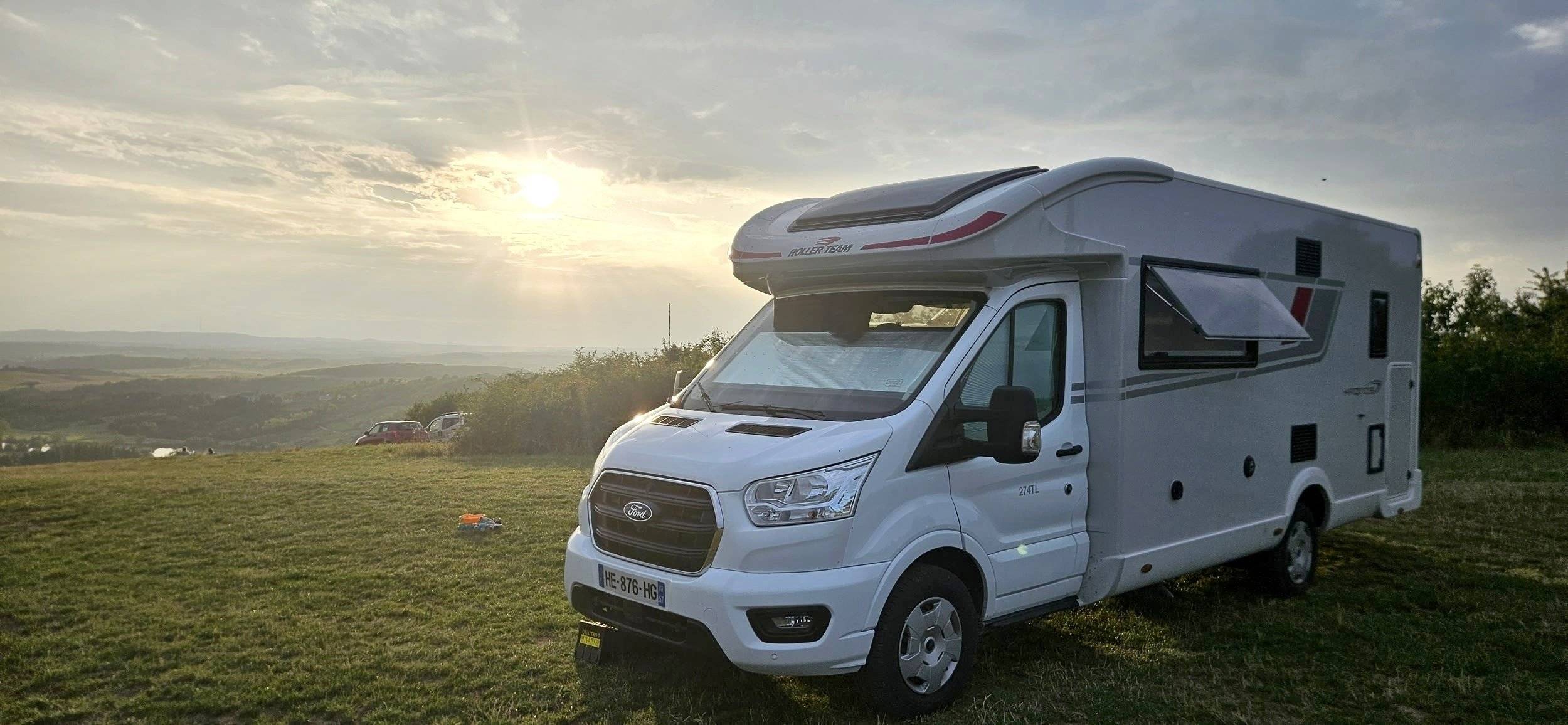 schräge Vorderansicht Ford Transit 2,0 l 170 ch - Yescapa