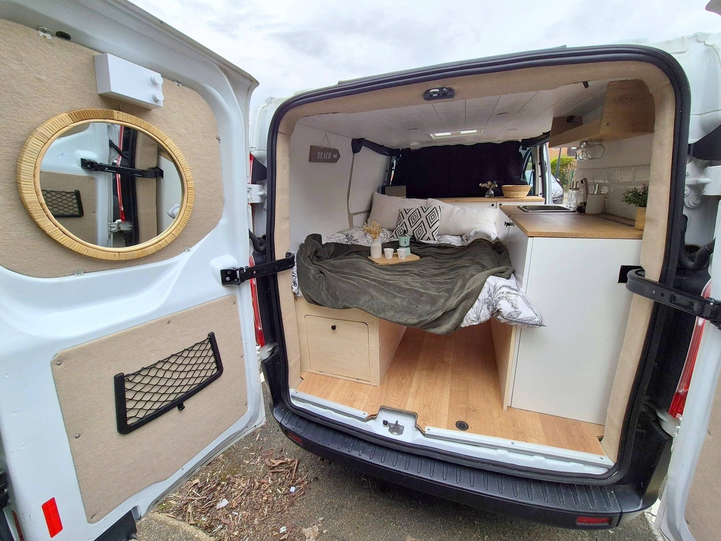 schräge Vorderansicht Ford Custom 2,0 l 130 ch - Yescapa