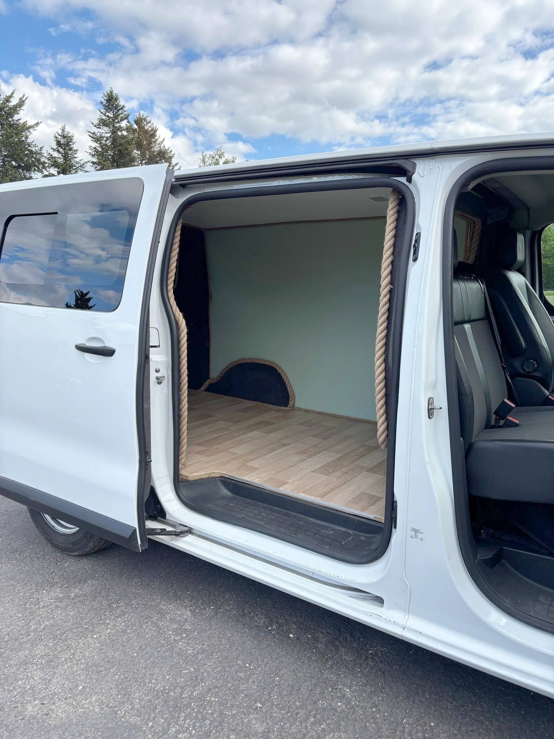 Dining Area Peugeot Expert 1,6 l 95 ch - Yescapa