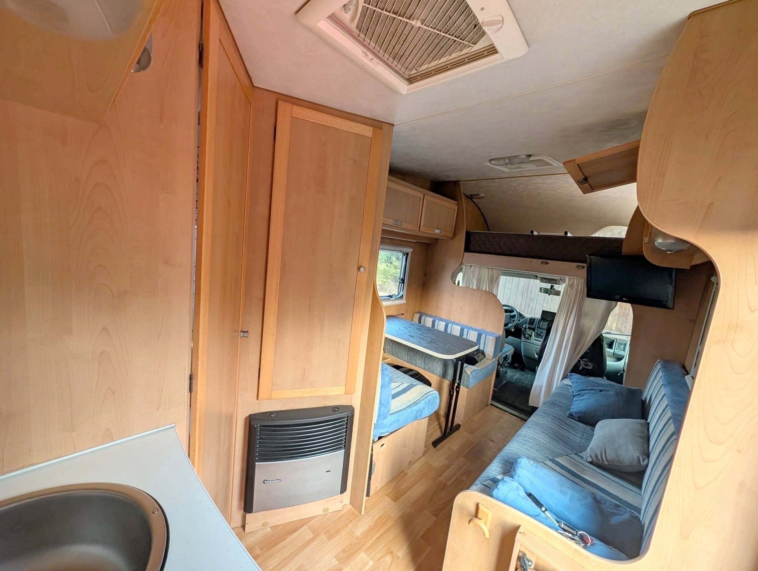 Dining Area Fiat Ducato 2,2 l 115 ch - Yescapa