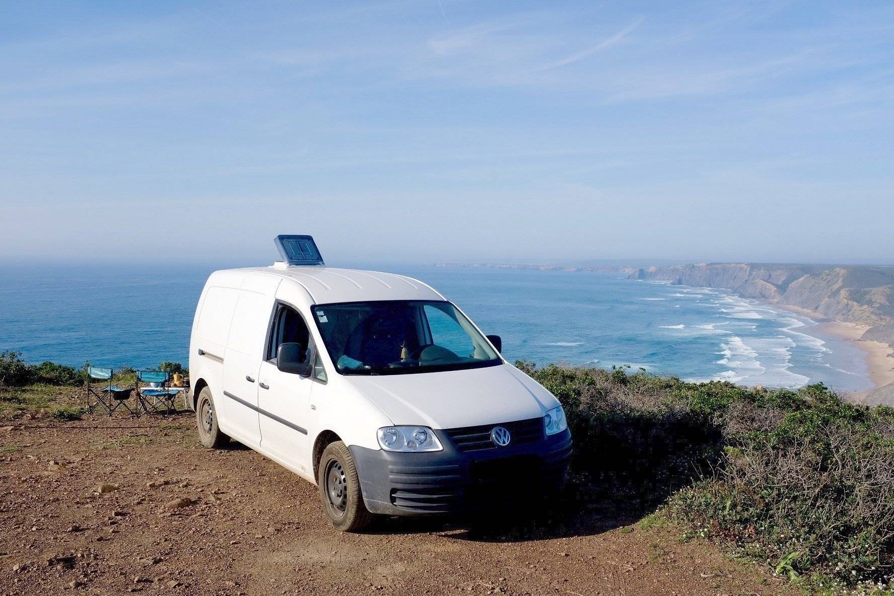 Vista frontale a ¾ Volkswagen Caddy Maxi 2 l 105 ch - Yescapa