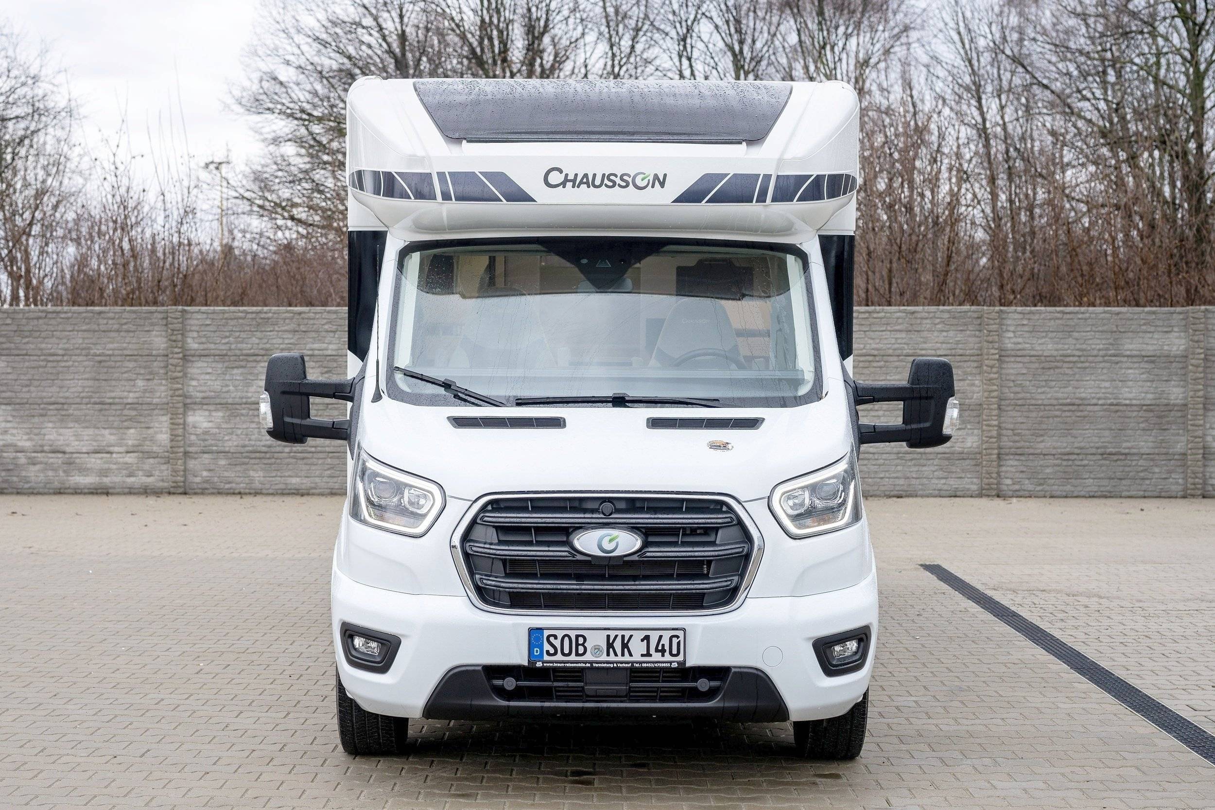 Front view from 3/4 Ford - Yescapa
