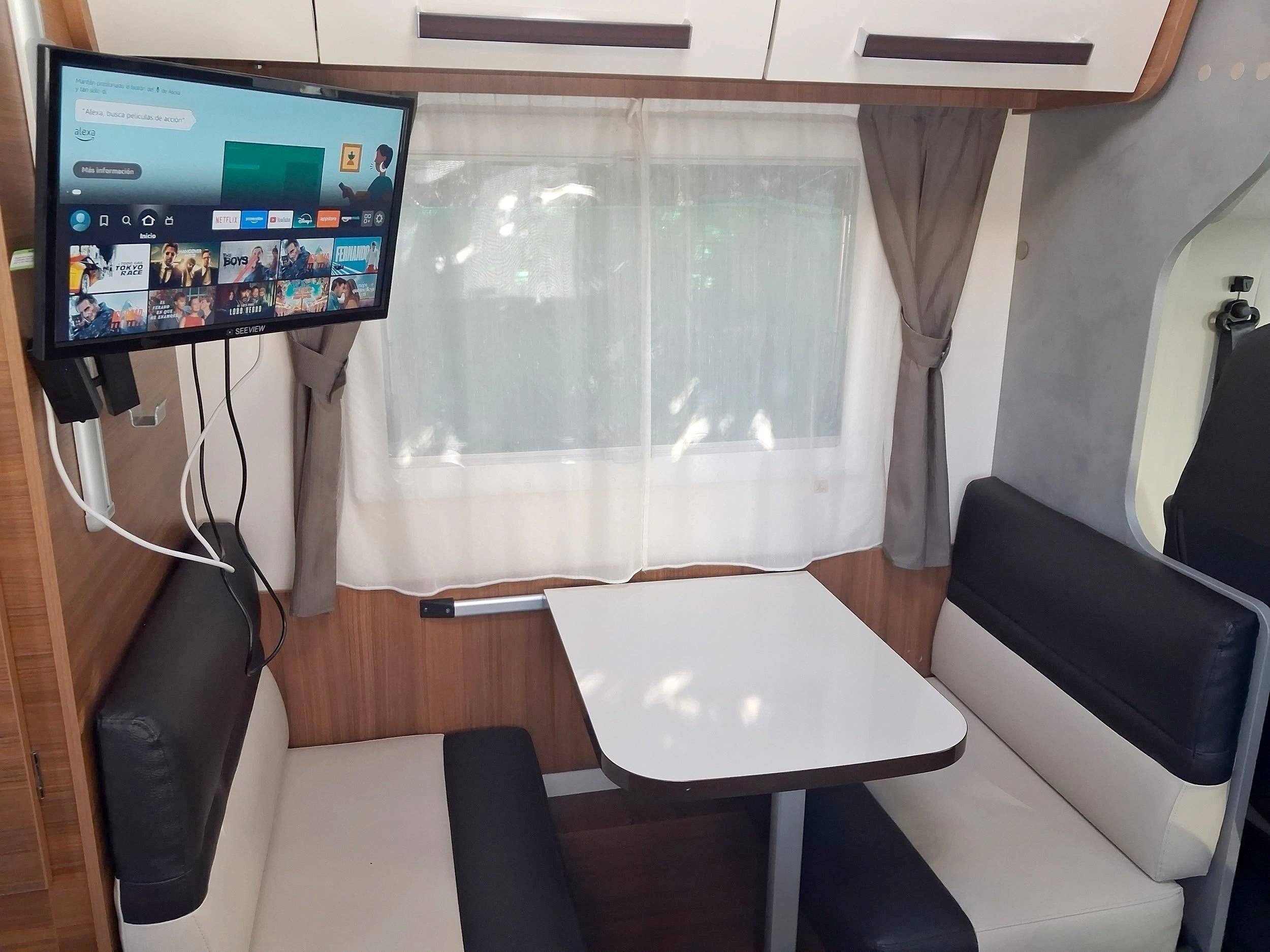 Dining Area Fiat BARON 22 - Yescapa