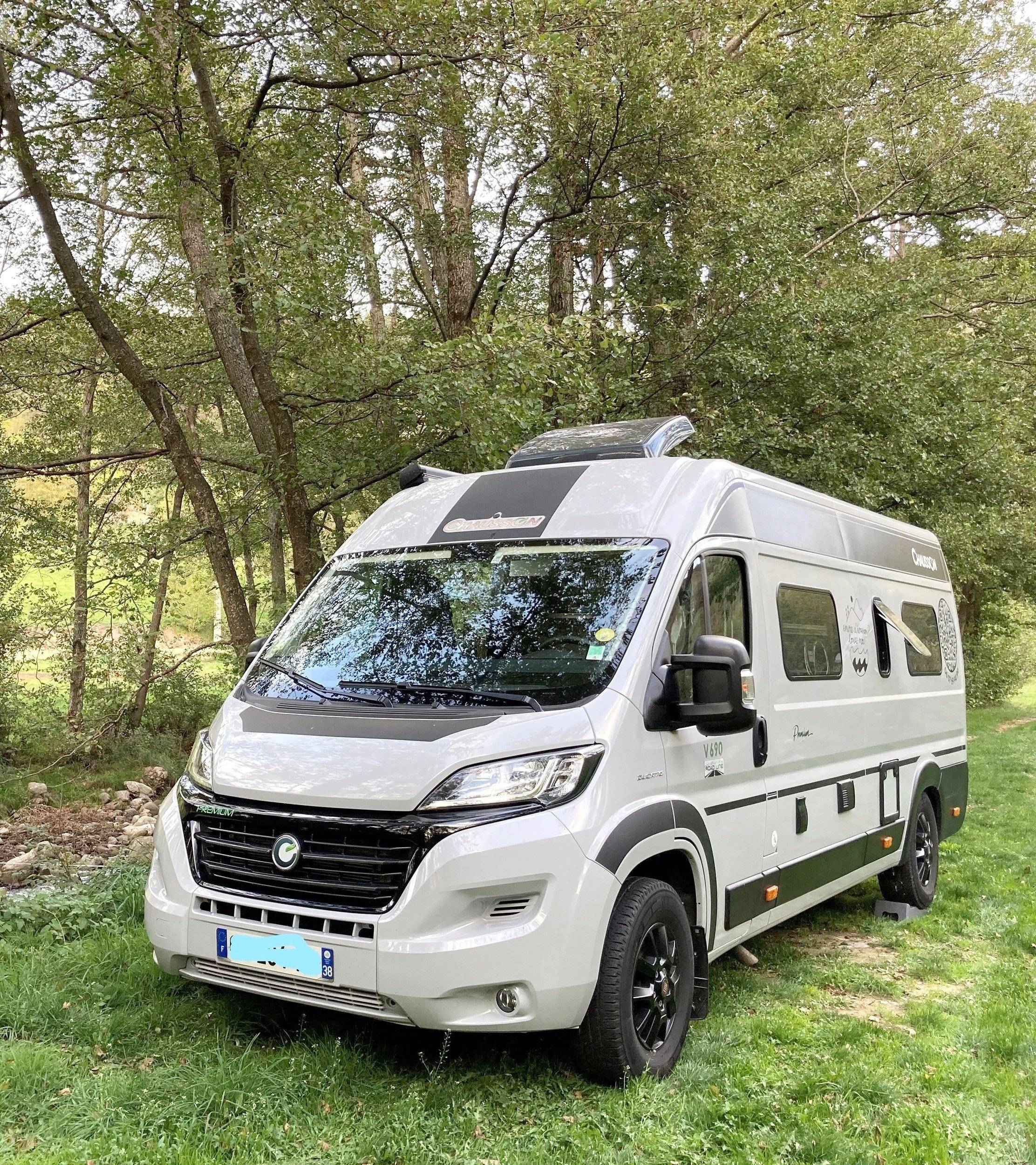 Vue avant de 3/4 Fiat Ducato 2,3 140CV boîte auto - Yescapa
