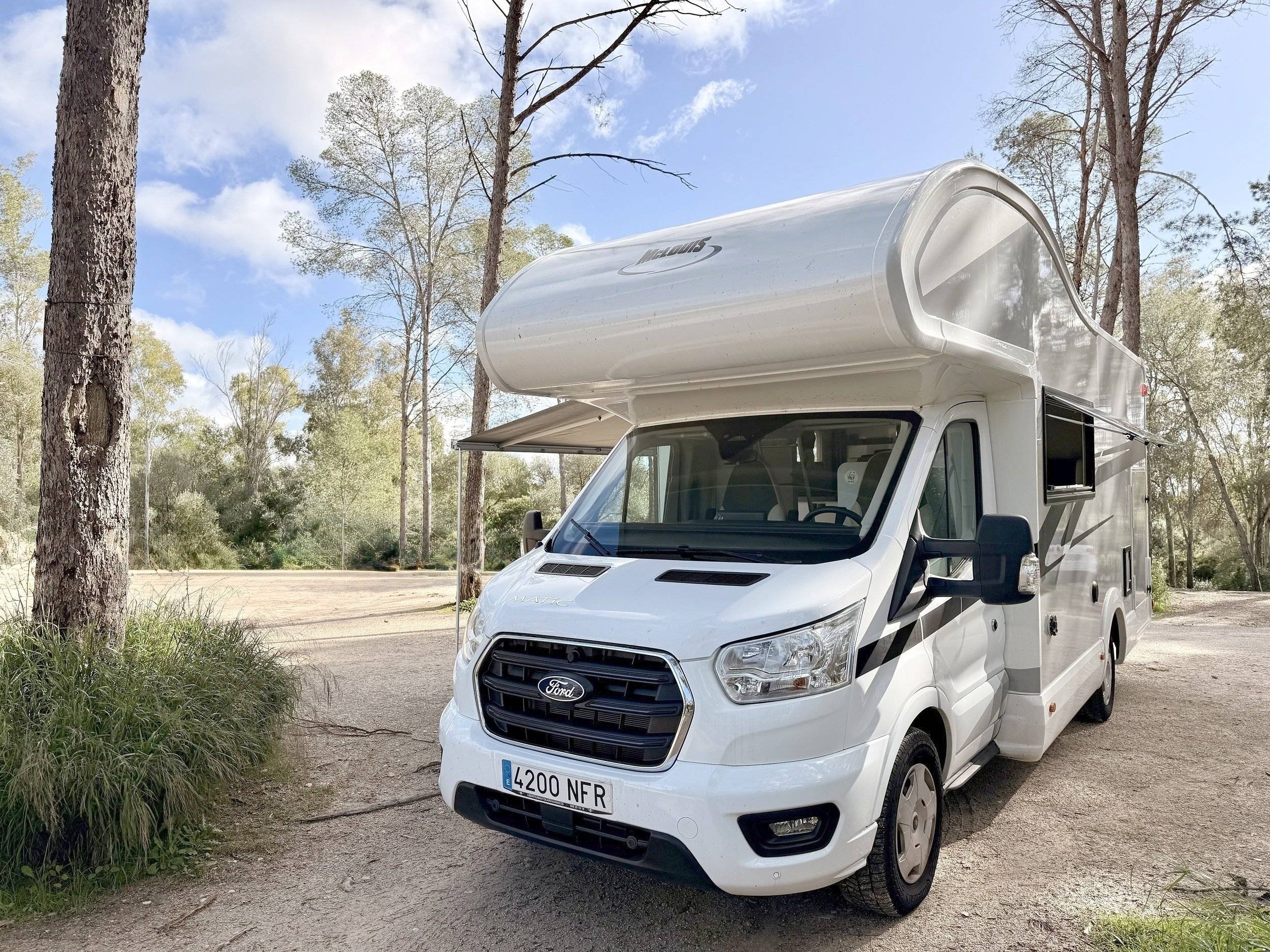 schräge Vorderansicht Ford - Yescapa