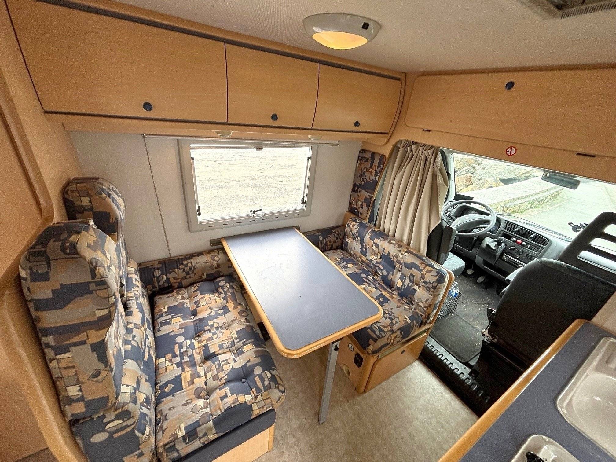 Dining Area Citroën Jumper 2,2 l 130 ch - Yescapa