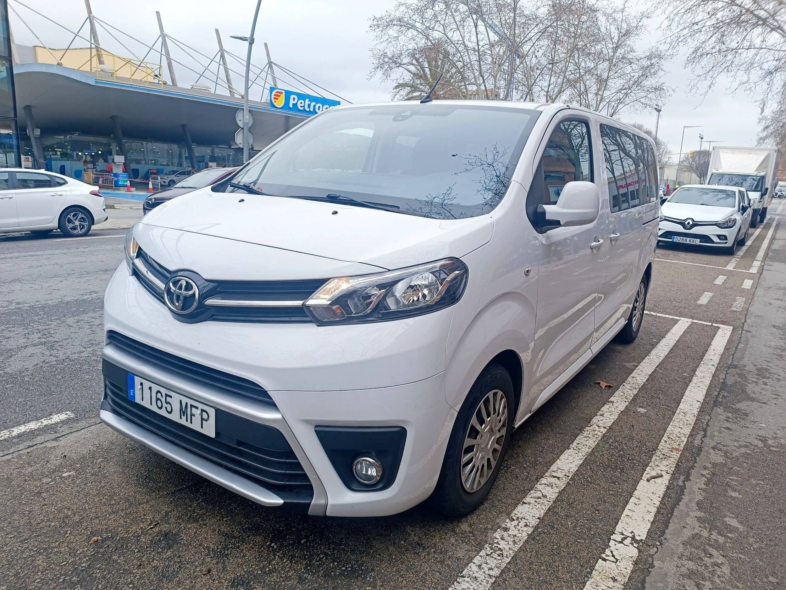 schräge Vorderansicht Toyota Pro Ace - Yescapa