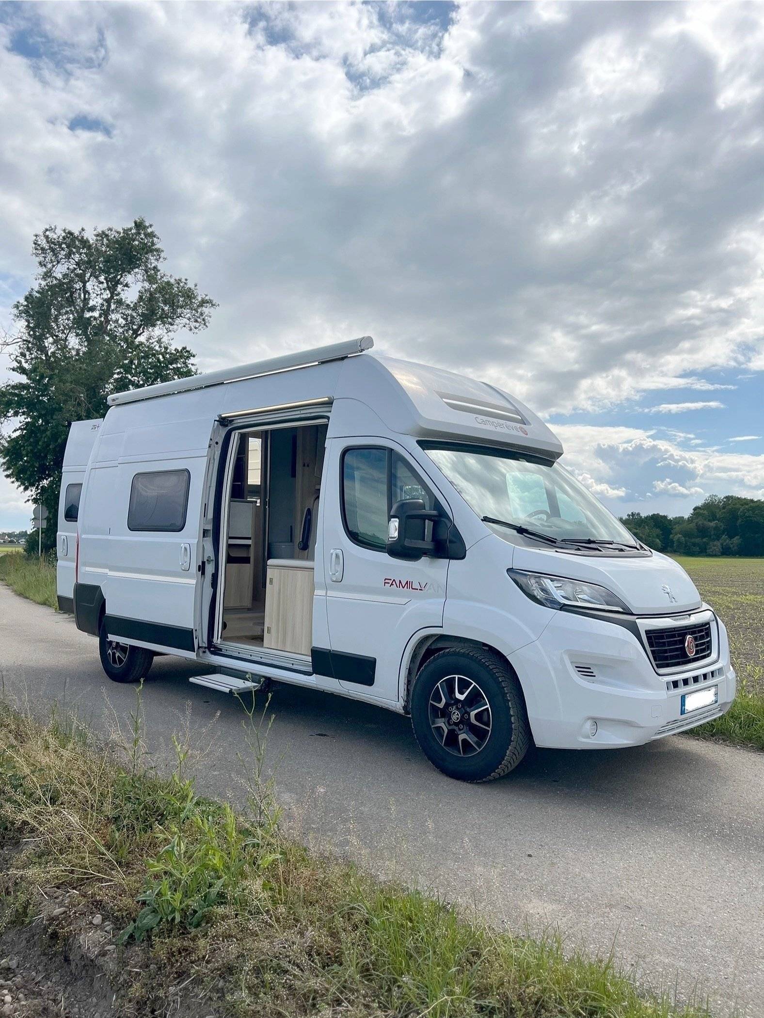 schräge Vorderansicht Peugeot Boxer 2,2L HDI 160ch - Yescapa