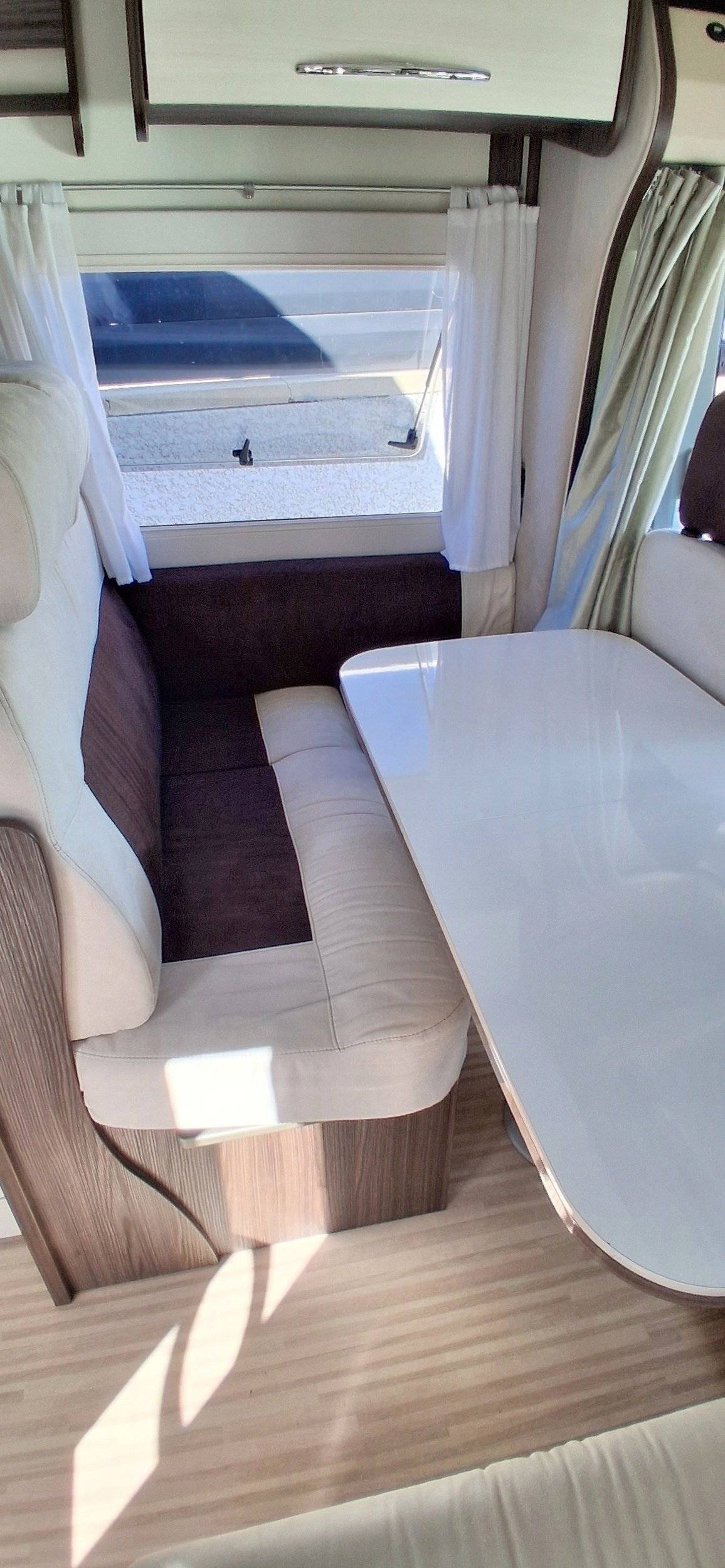 Dining Area Ford Transit 2,2l TDCi 155 ch. - Yescapa