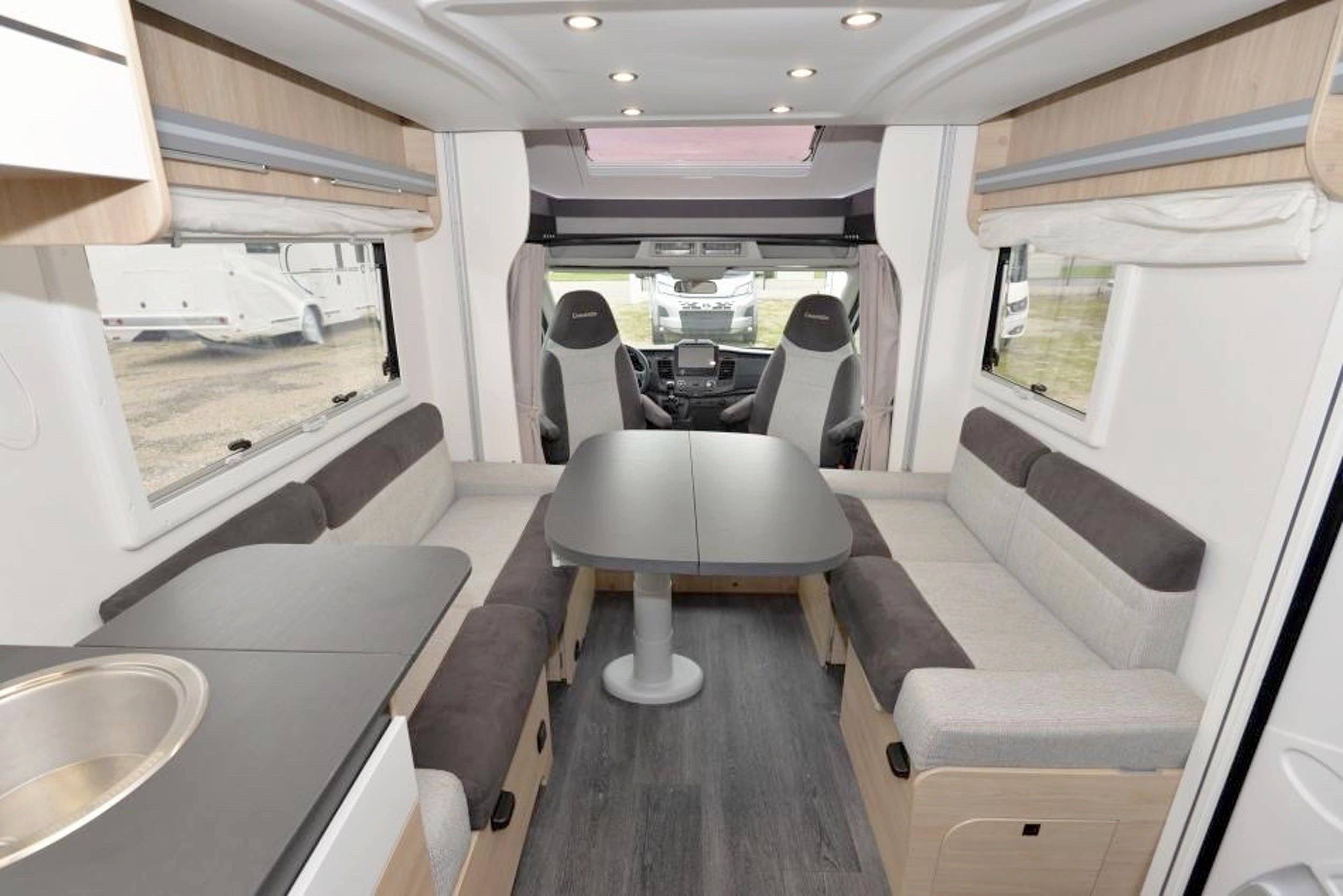 Dining Area Ford Chausson 720 - Yescapa