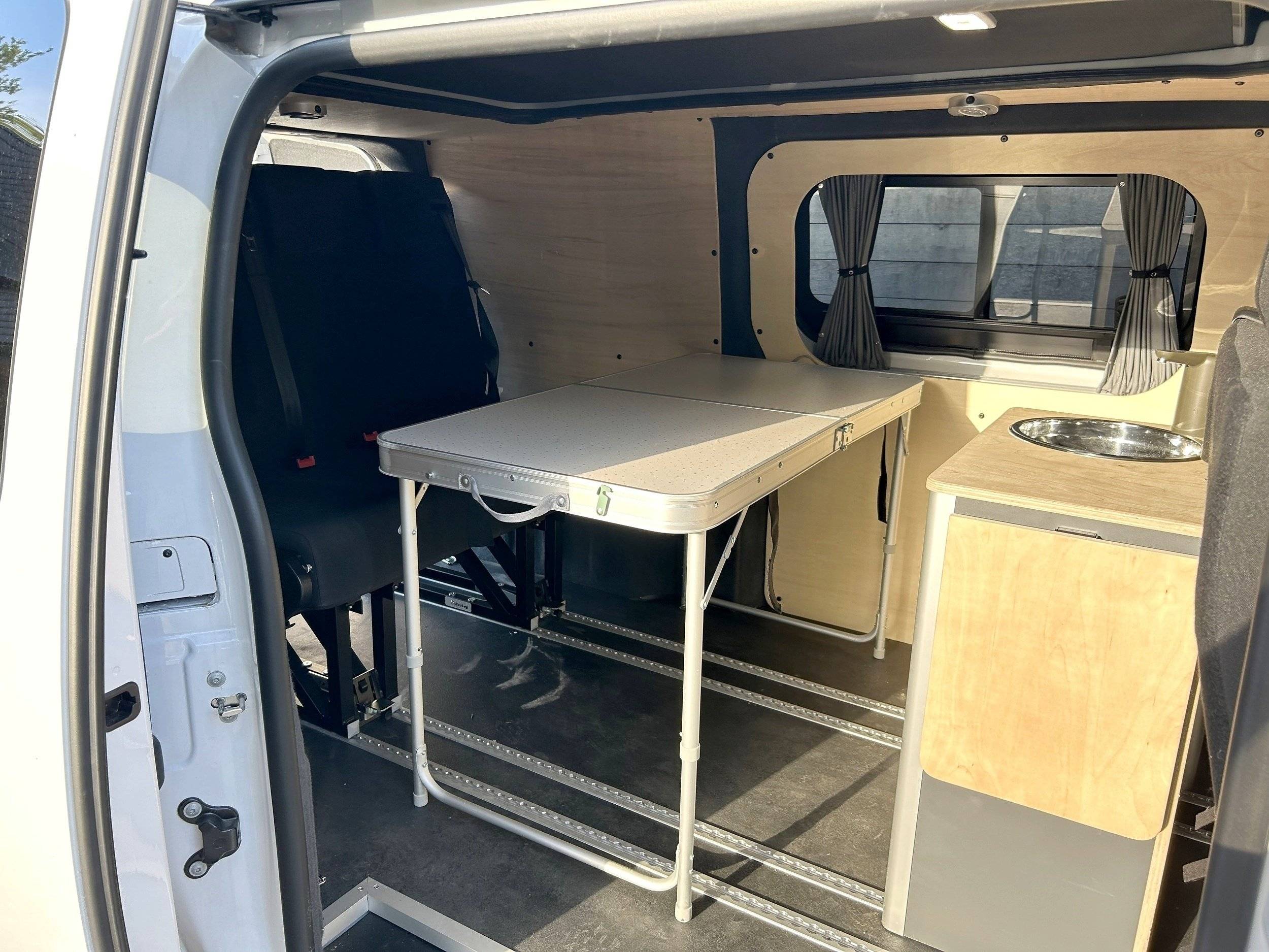 Dining Area Opel Vivaro - Yescapa