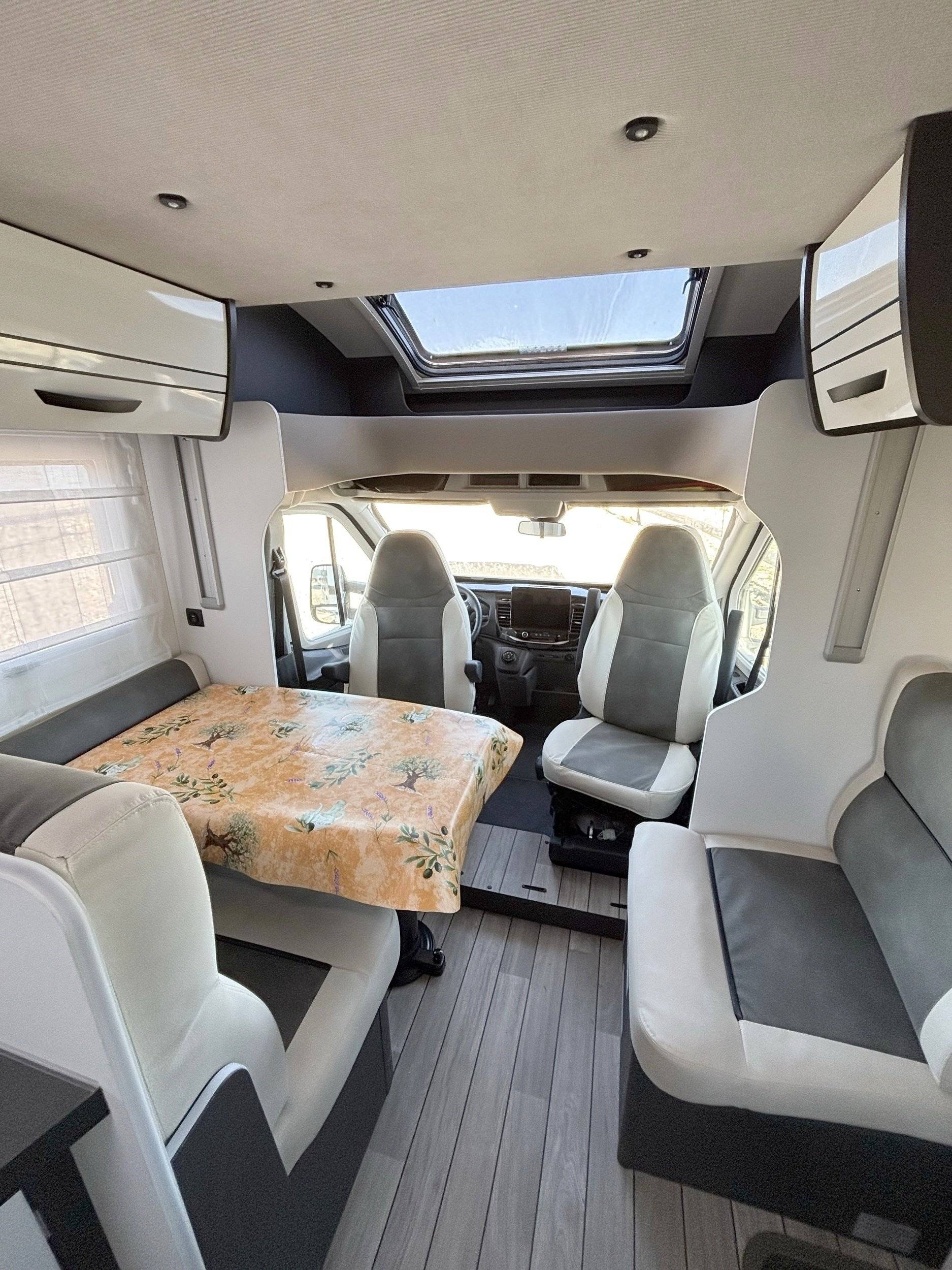 Dining Area Ford Transit 2,0 l 170 ch - Yescapa