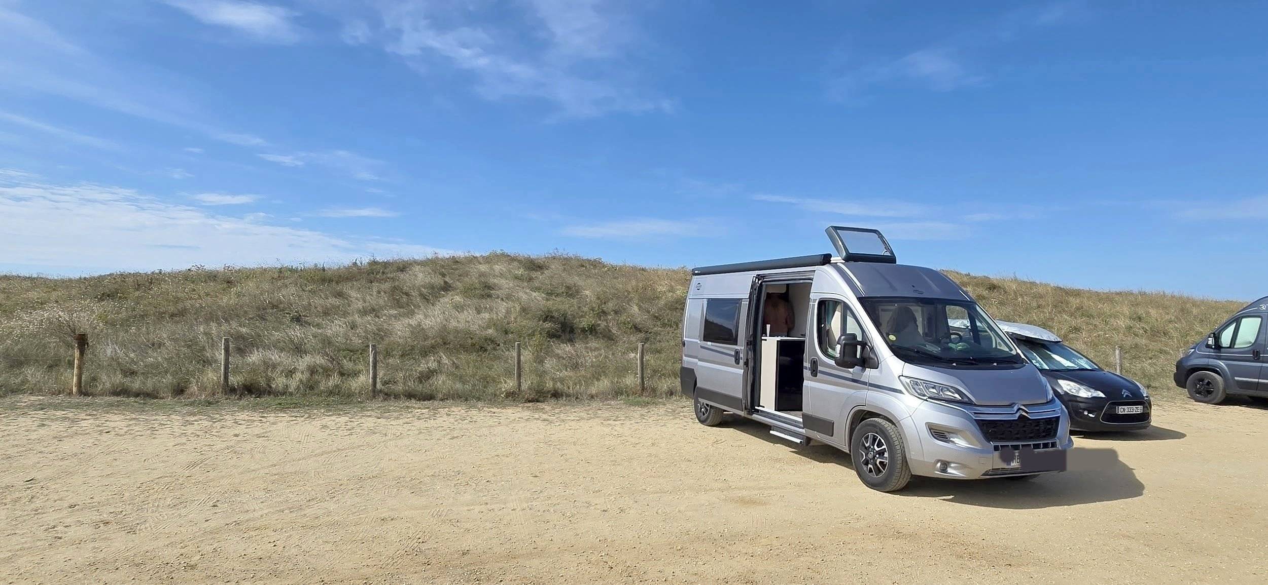 Vista del vehicle angle davanter Citroën 2.2L 140CV - Yescapa