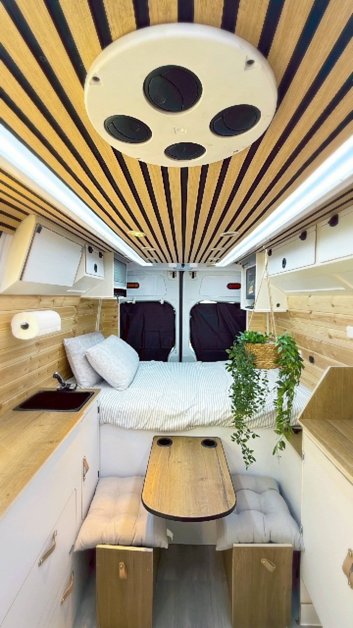 Front view from 3/4 Mercedes Sprinter 2,2 l 163 ch - Yescapa
