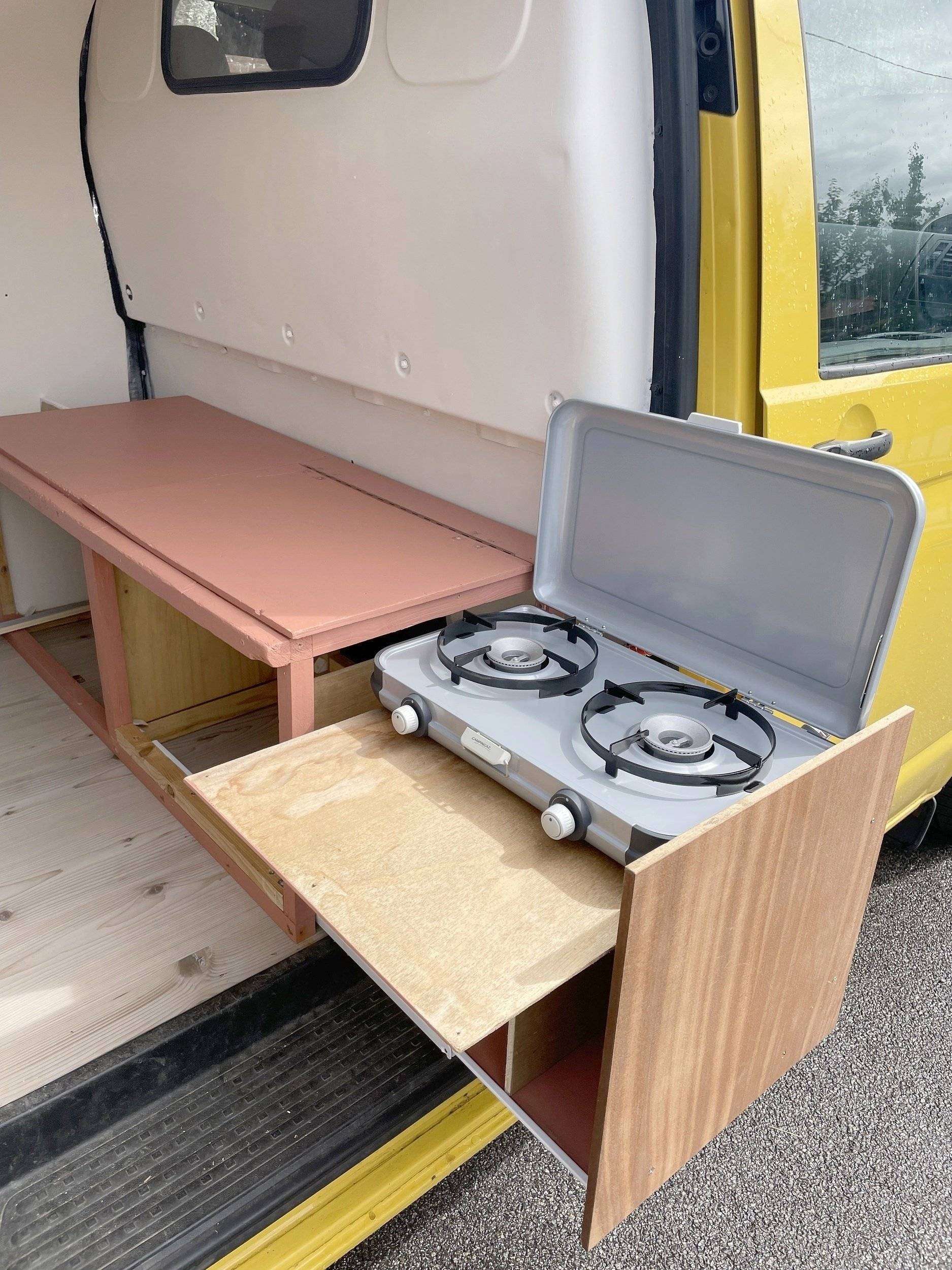 Dining Area Volkswagen - Yescapa