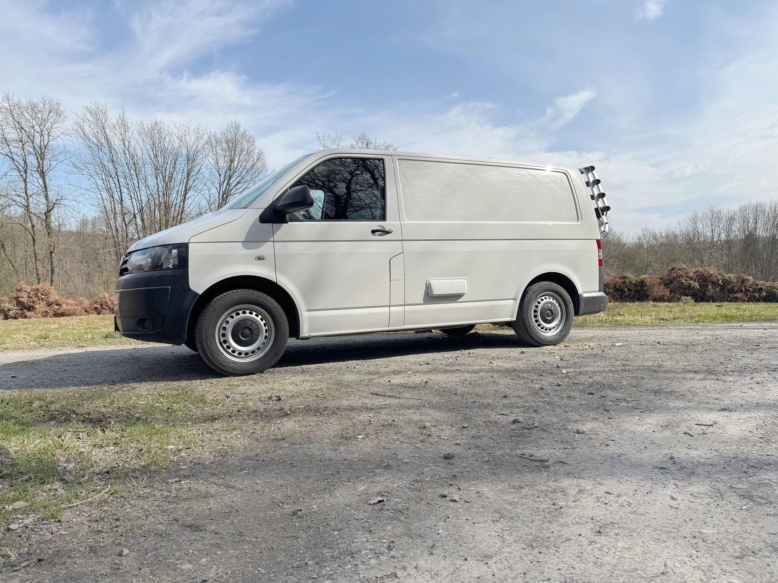Vue avant de 3/4 Volkswagen Volkswagen T5 transporter - Yescapa