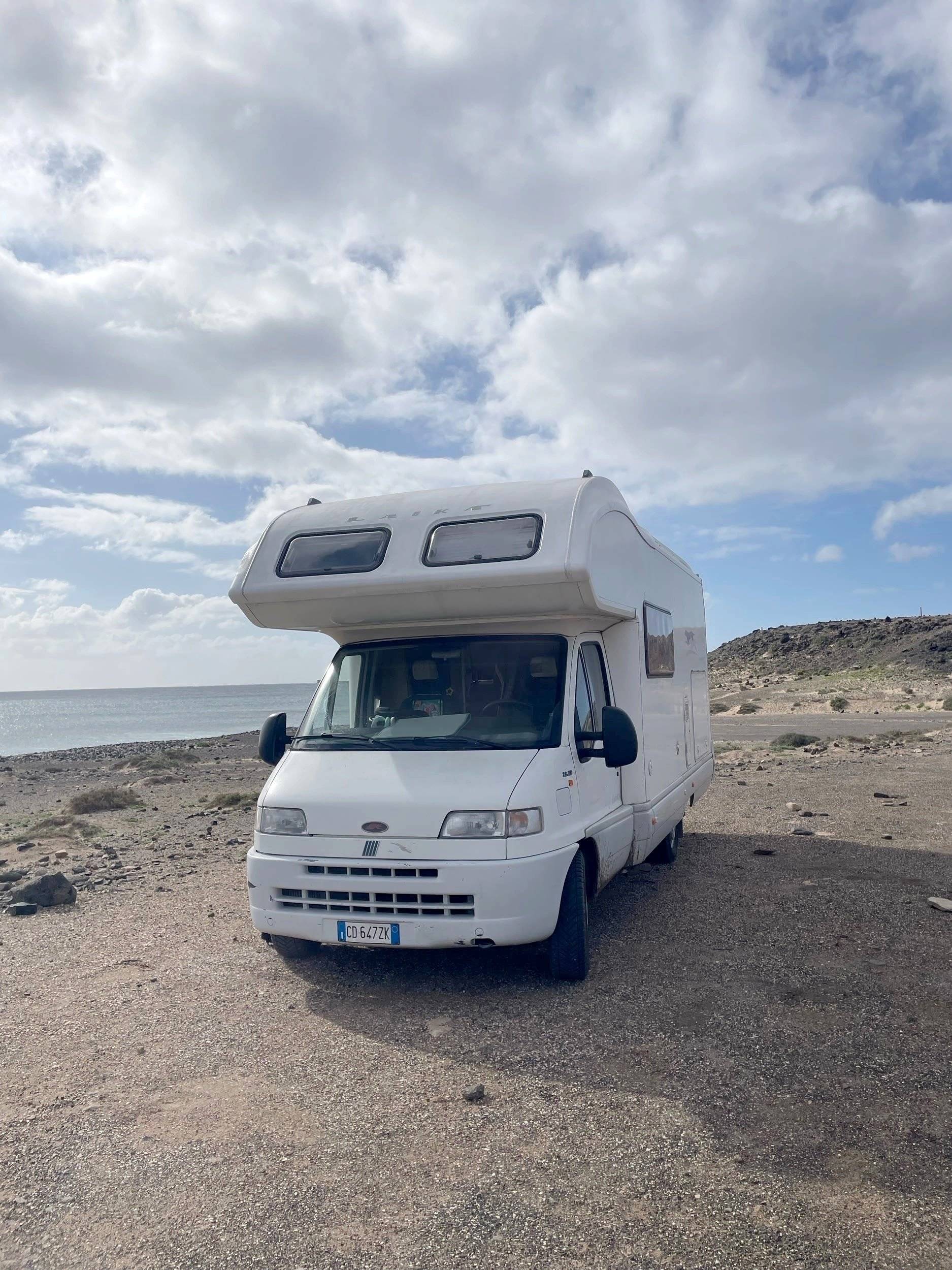 Vista del vehículo ángulo delantero Fiat Ducato 2,8 l 115 ch/Al-Ko - Yescapa