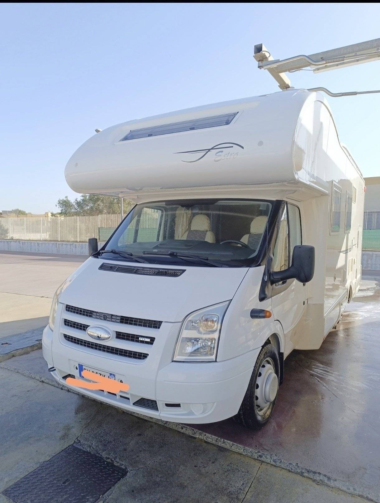 Vue avant de 3/4 Ford Transit 2,4 l 140 ch - Yescapa
