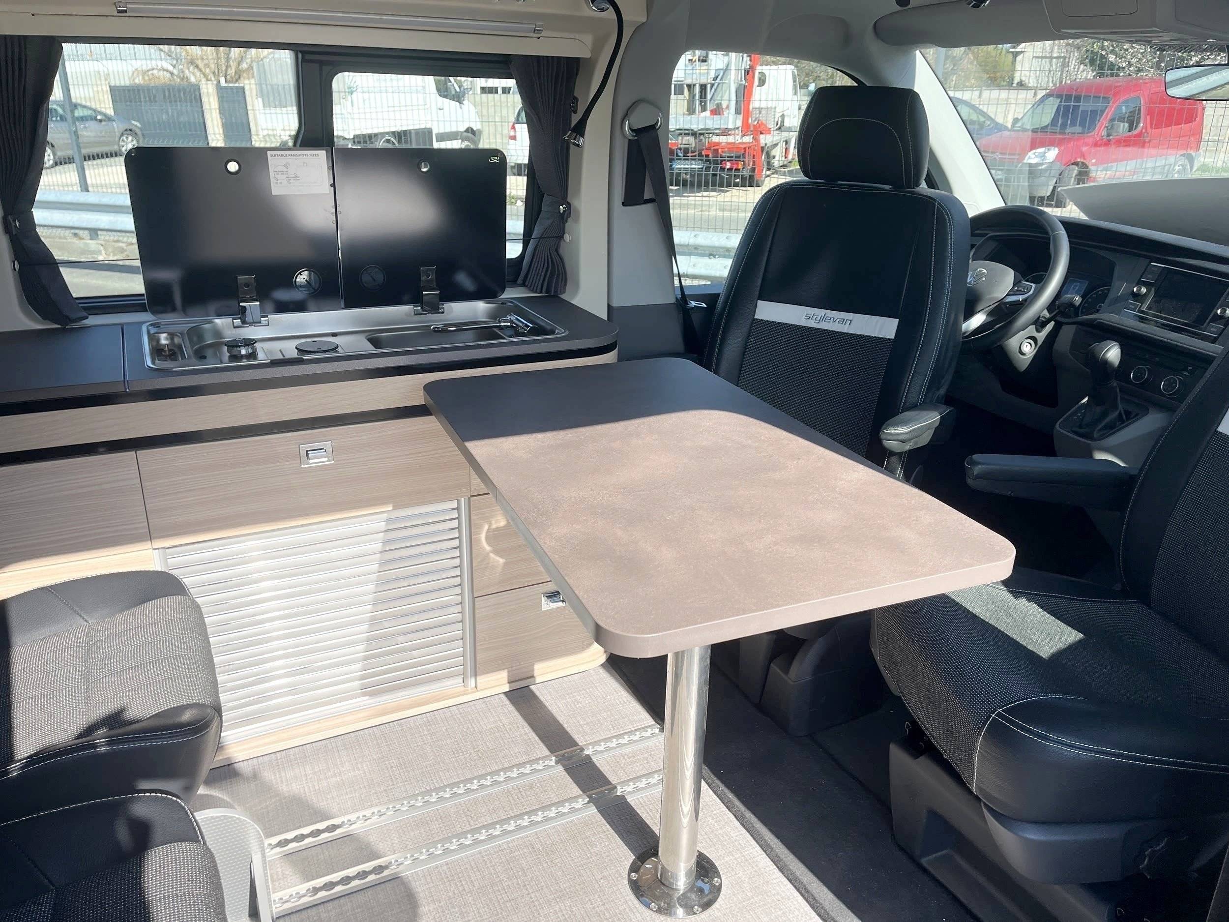 Dining Area Volkswagen Volkswagen Transporter T6.1 - Yescapa