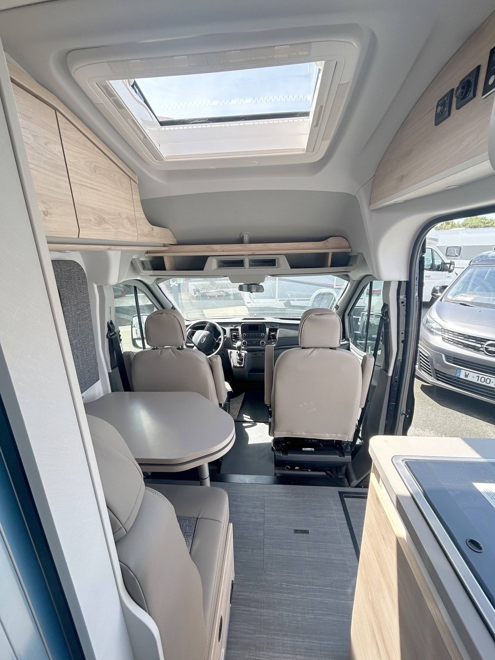 Dining Area Ford Transit 2,0 l 170 ch - Yescapa