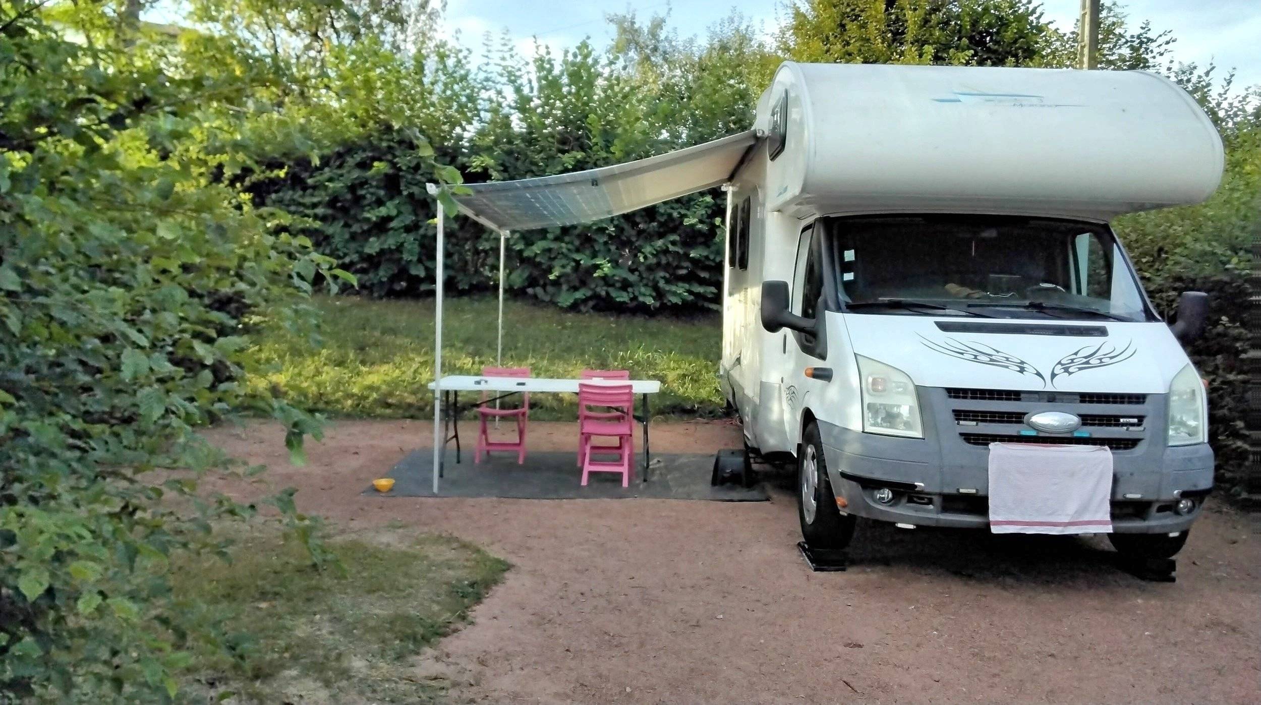 Vue avant de 3/4 Ford Transit 2,2 l TDCi 130 ch. - Yescapa