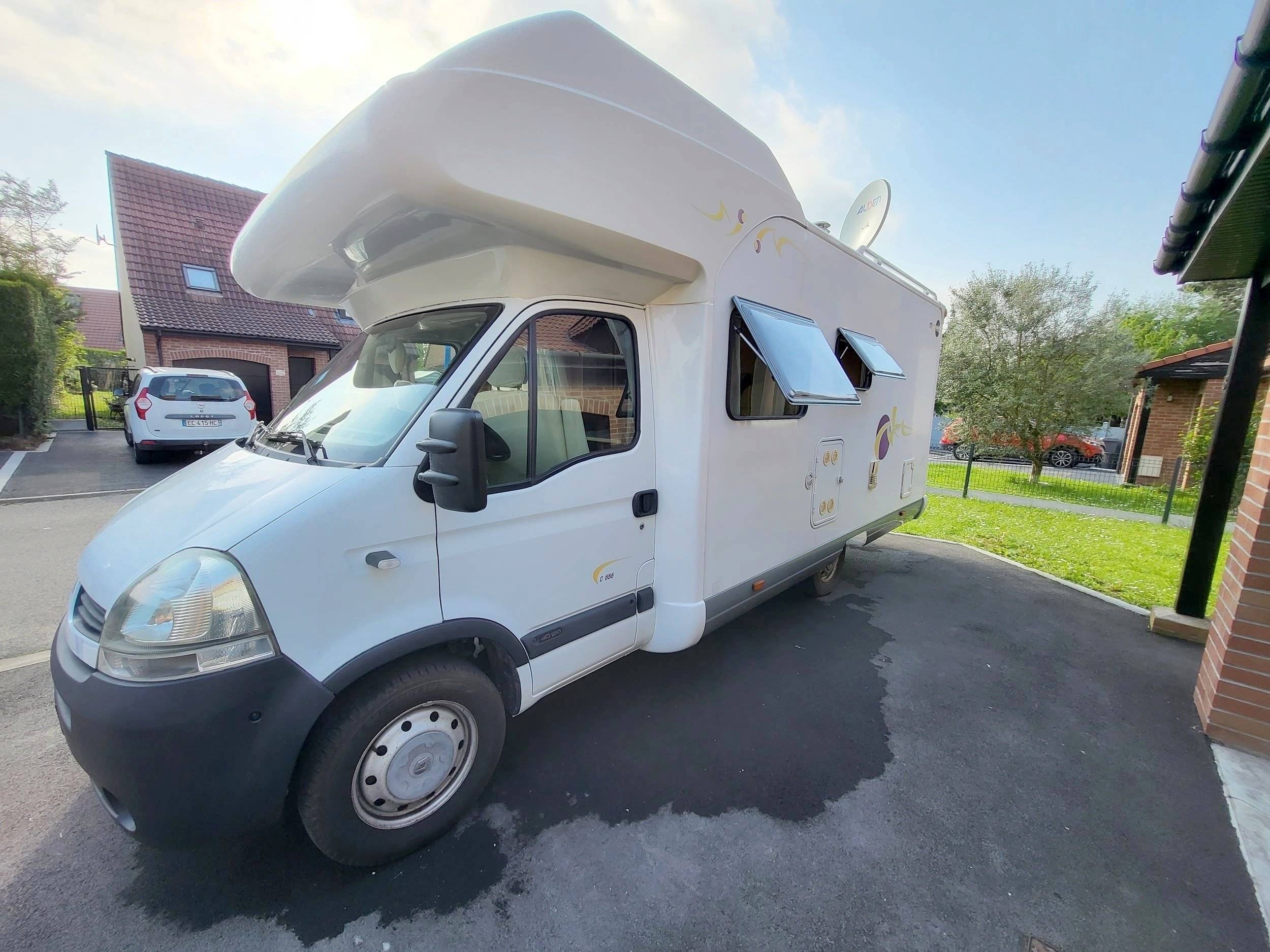 Vue avant de 3/4 Renault Master 2,3 l 125 ch - Yescapa