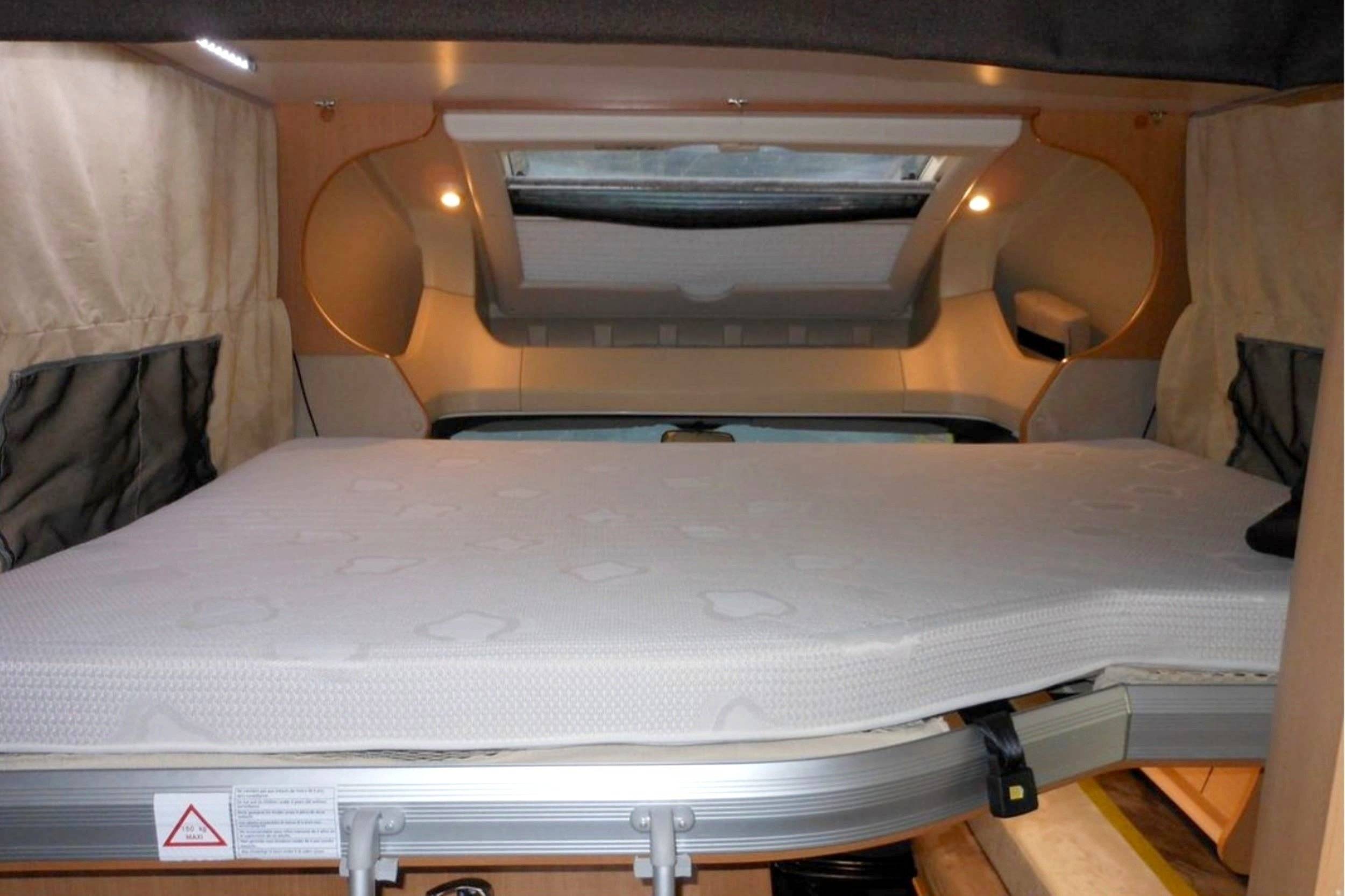 Couchages Ford Transit 2,2 l 140 ch - Yescapa