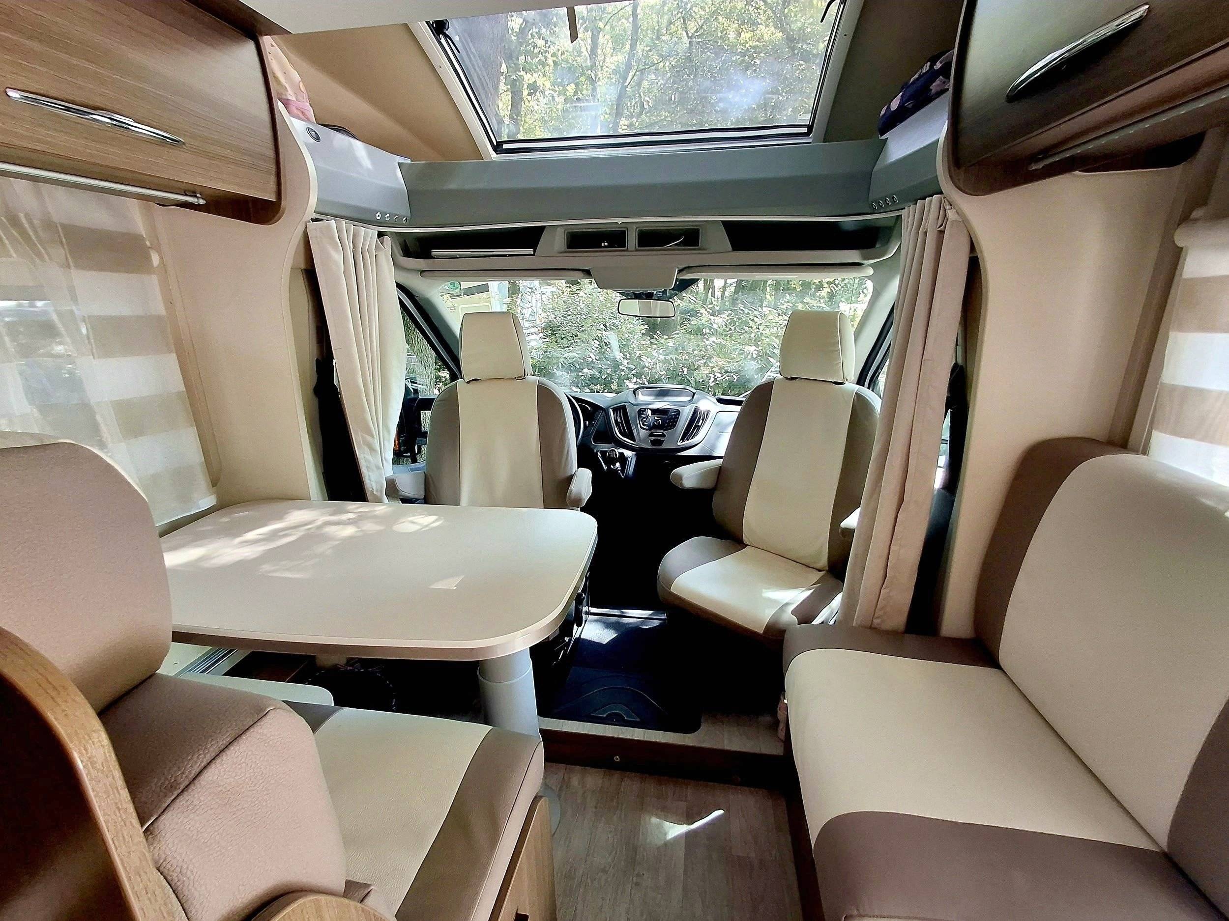 Dinette Ford Transit 2,2 l 155 ch - Yescapa