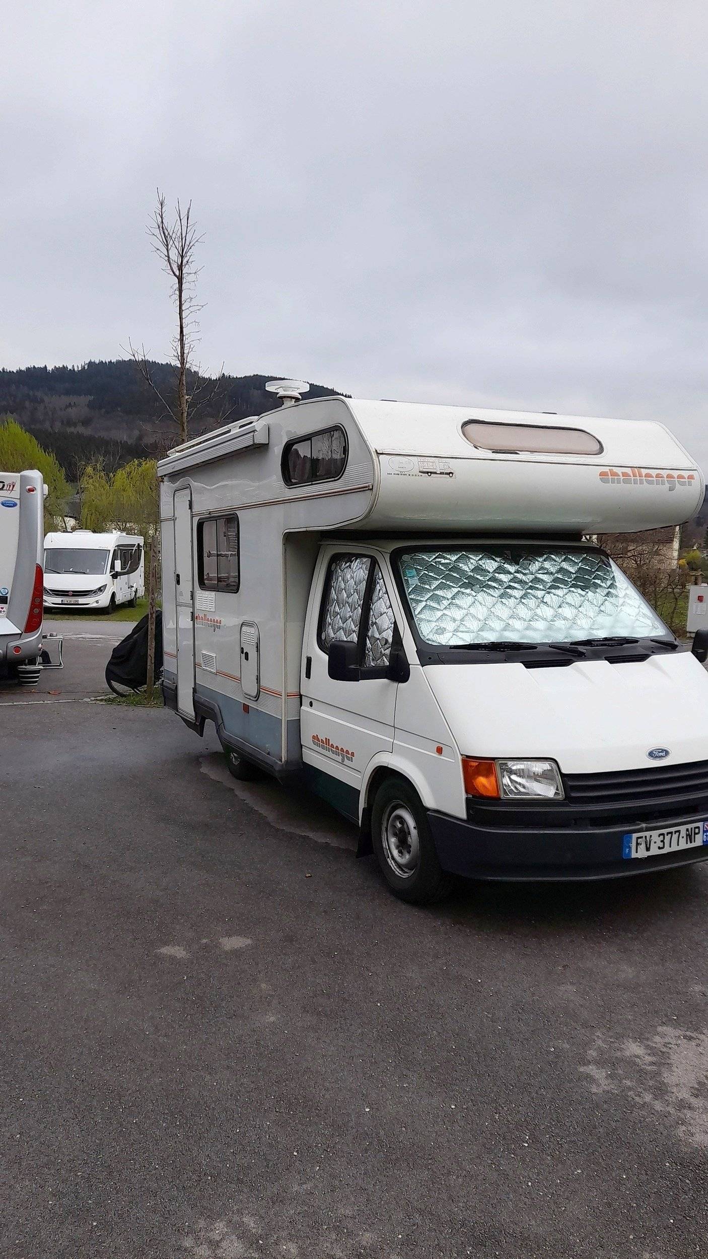 schräge Vorderansicht Ford - Yescapa