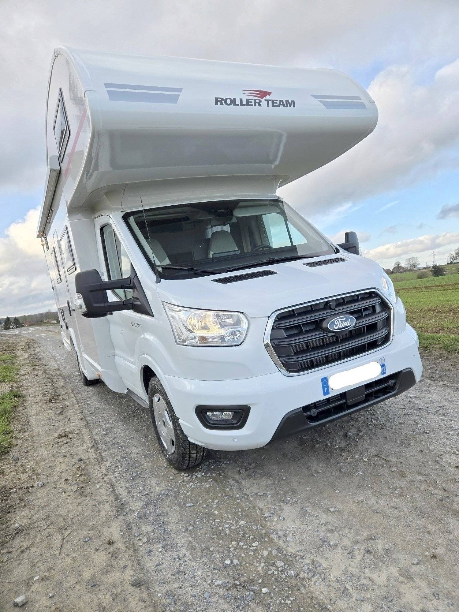 Voorkant 3/4 Ford Transit 165 cv BVA 8 - Yescapa