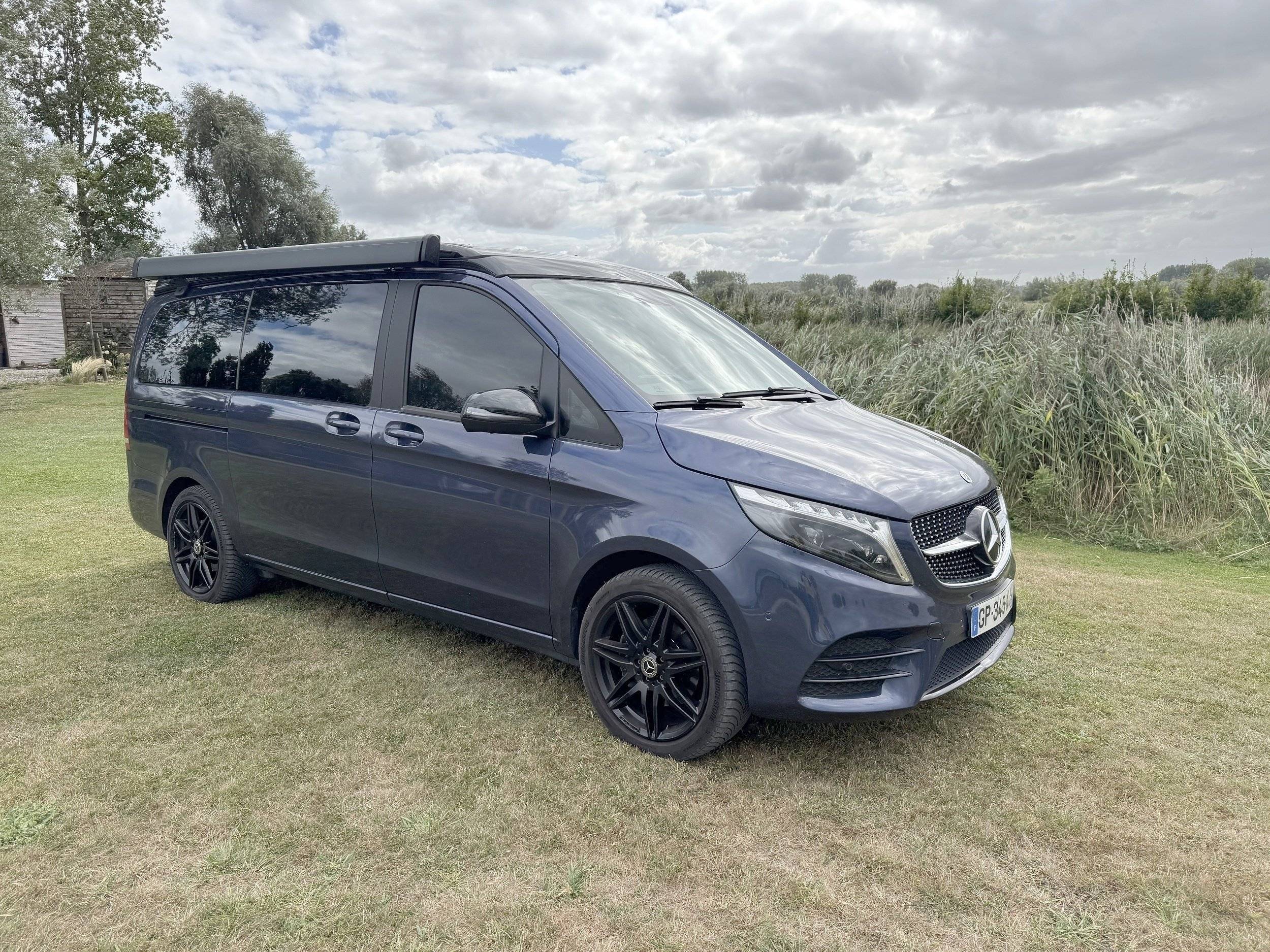 schräge Vorderansicht Mercedes Marco Polo - Yescapa
