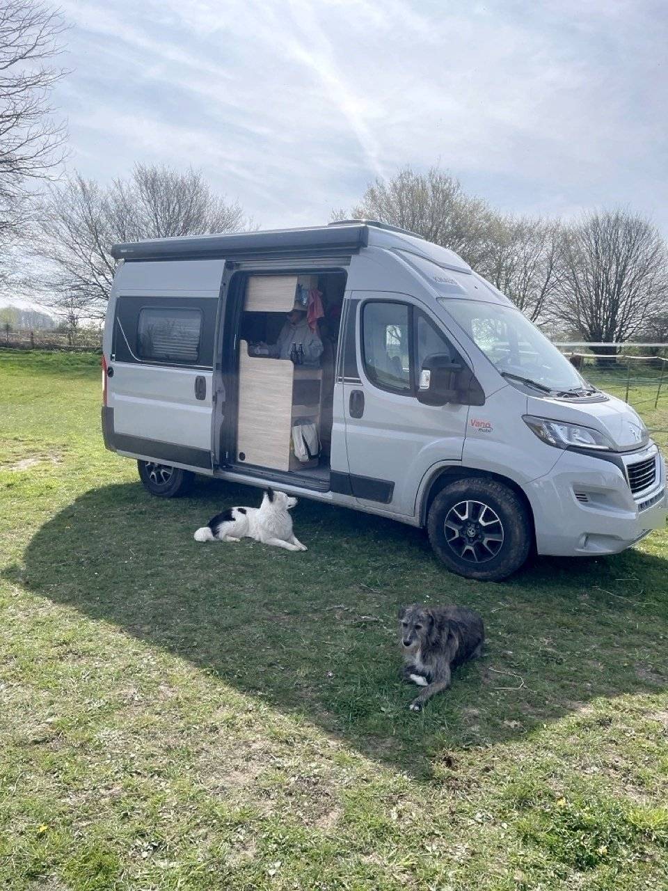 schräge Vorderansicht Peugeot Boxer 2,2l HDI 165 PS - Yescapa