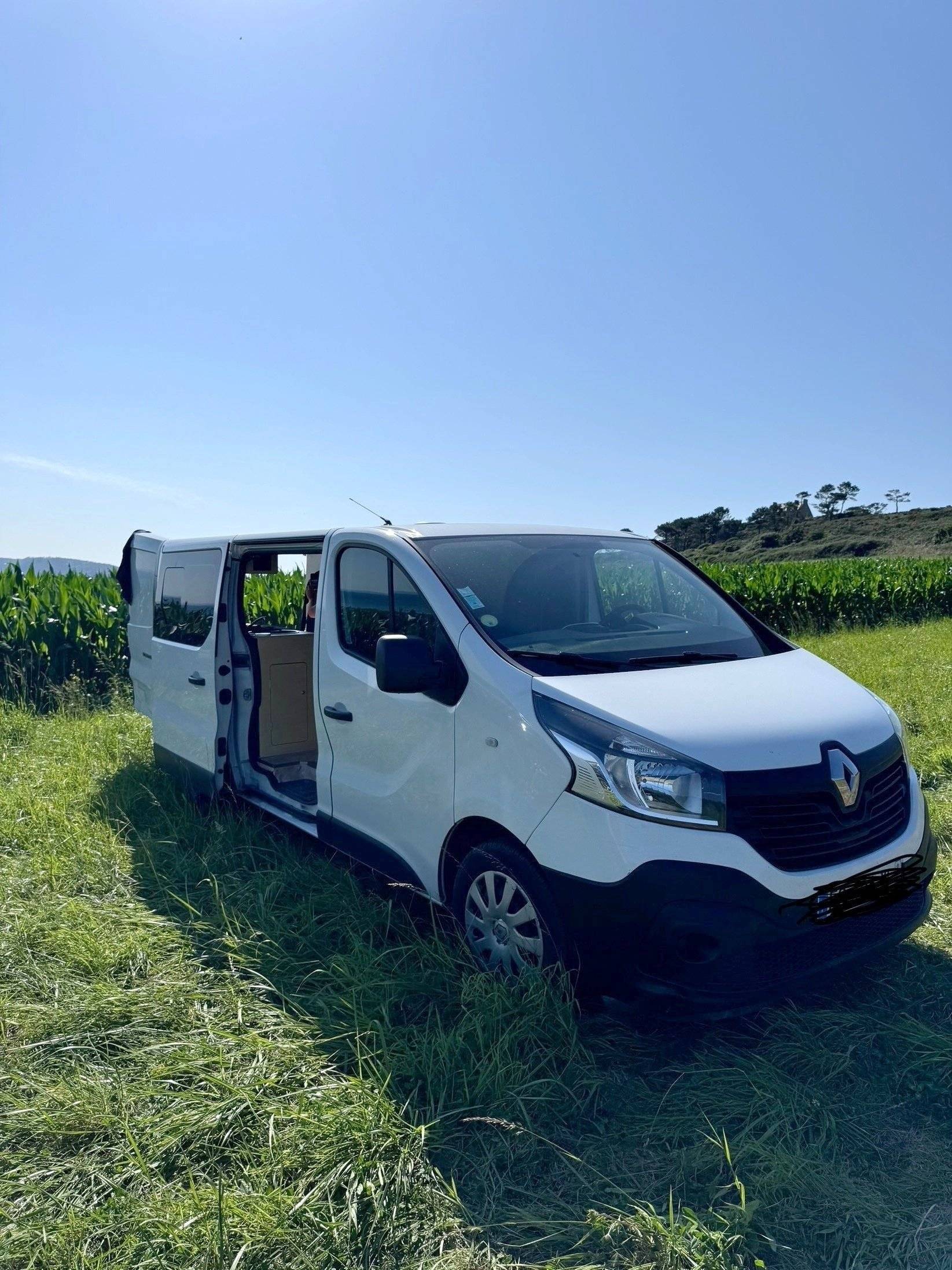 schräge Vorderansicht Renault RENAULT TRAFIC III GRAND CONFORT L2H1 2.0 dci 120ch - Yescapa
