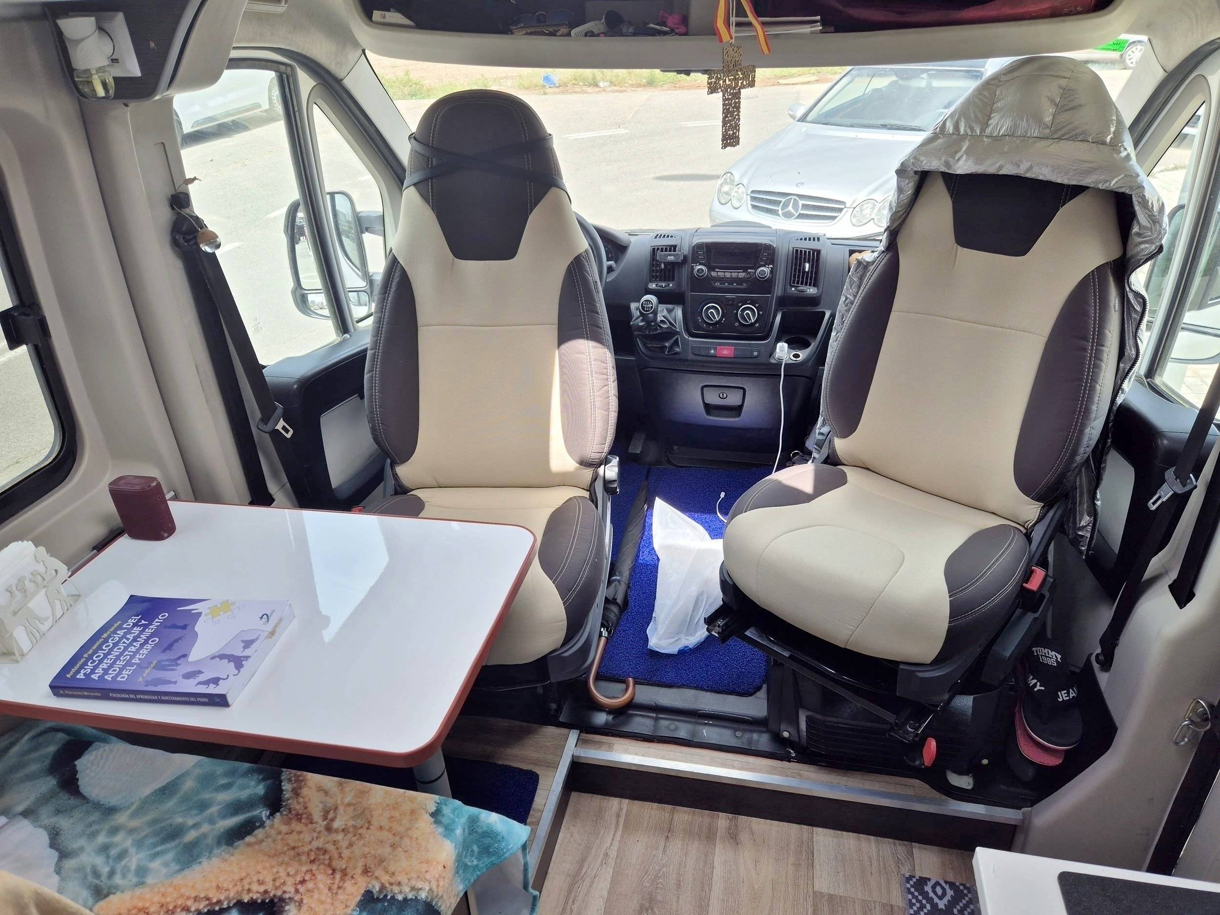 Área de jantar Citroën Jumper 2,0 l 130 ch - Yescapa