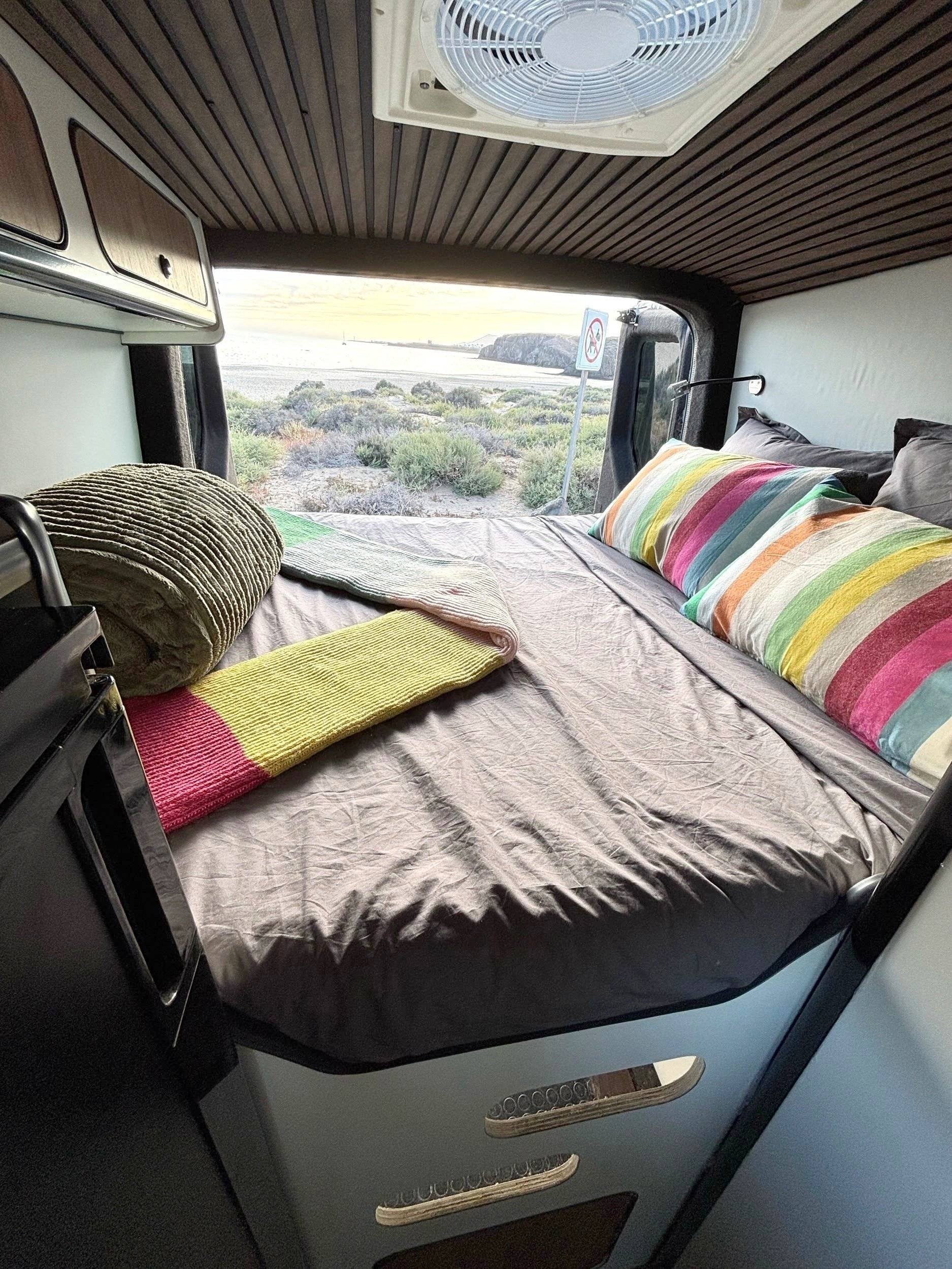 Berth Volkswagen Crafter 2,0 l 140 - Yescapa