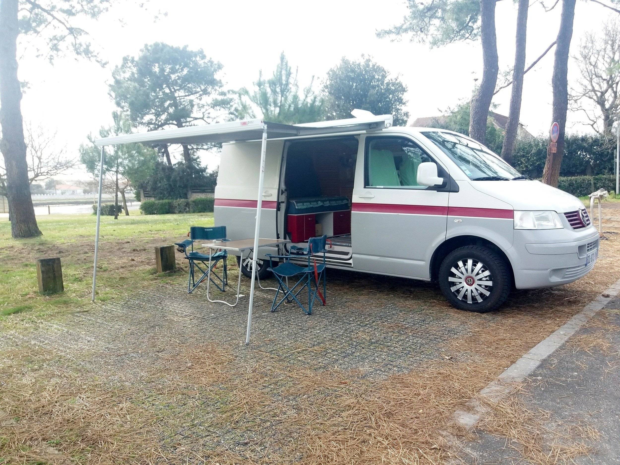 Vista frontale a ¾ Volkswagen Volkswagen T5 - Yescapa