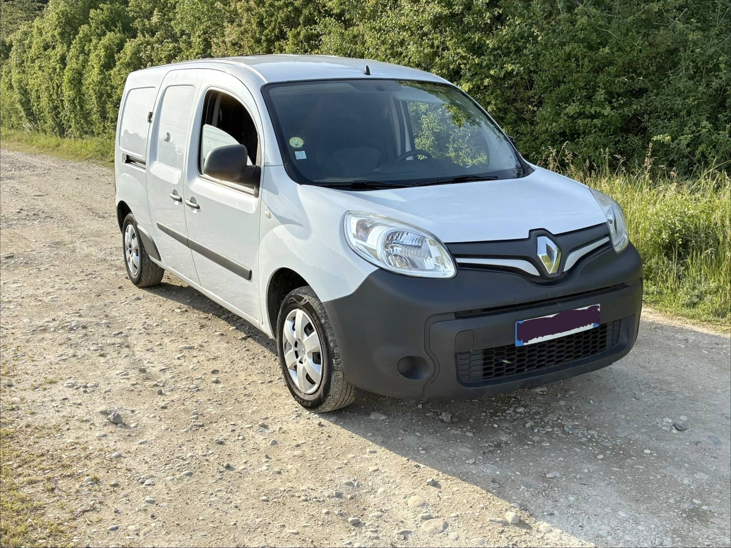 Vue avant de 3/4 Renault Kangoo Maxi - Yescapa