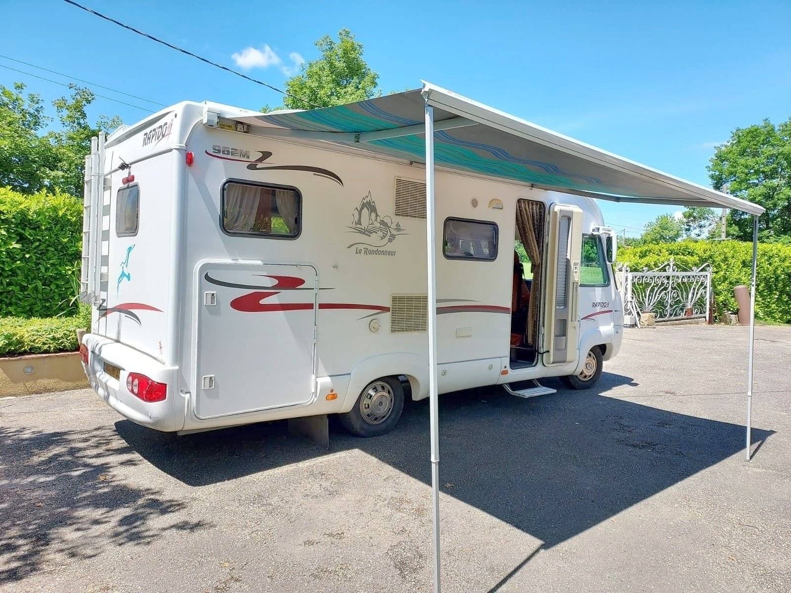 Front view from 3/4 Mercedes - Yescapa