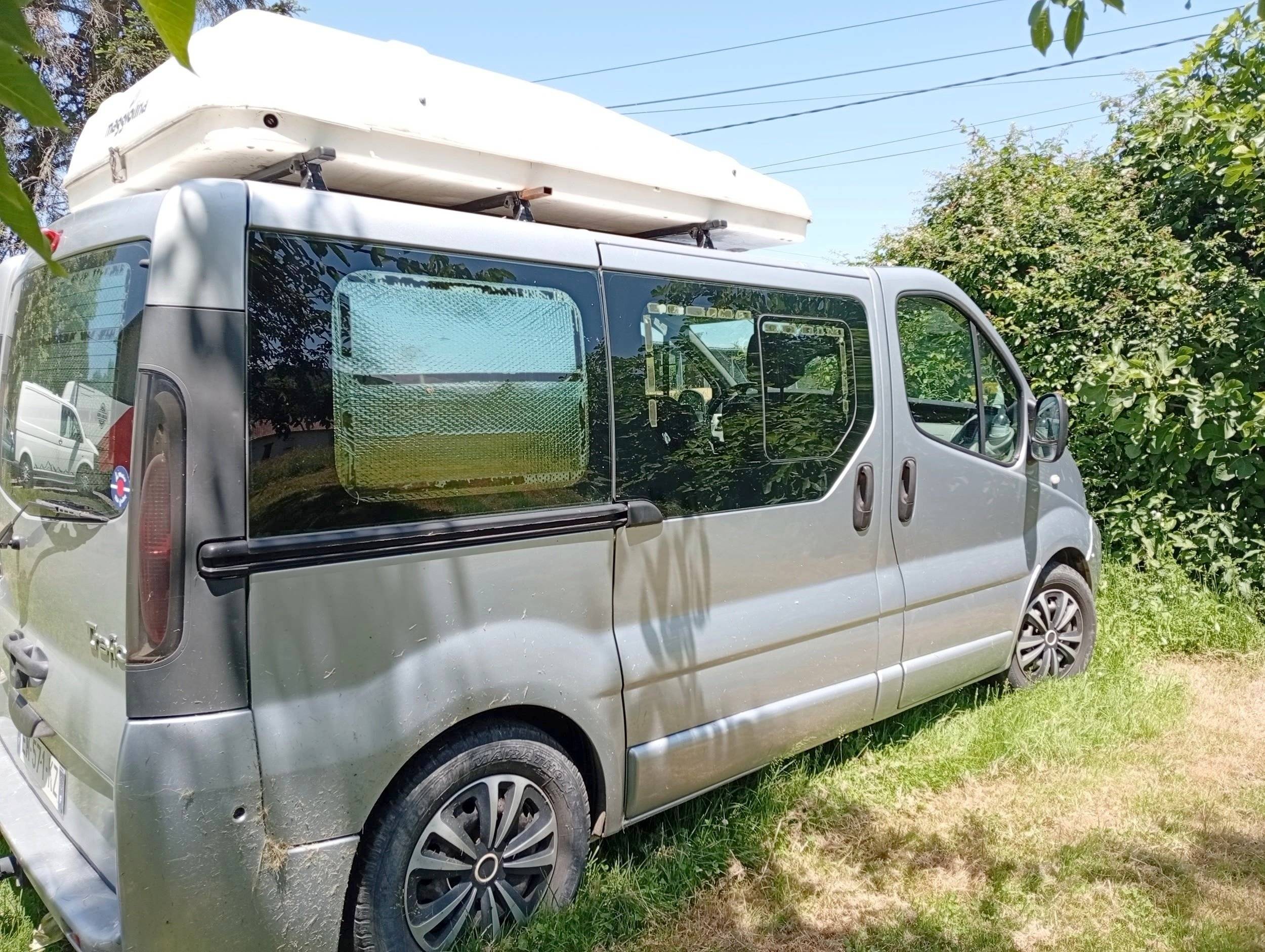 Front view from 3/4 Renault Trafic 2,5 l 150 ch - Yescapa