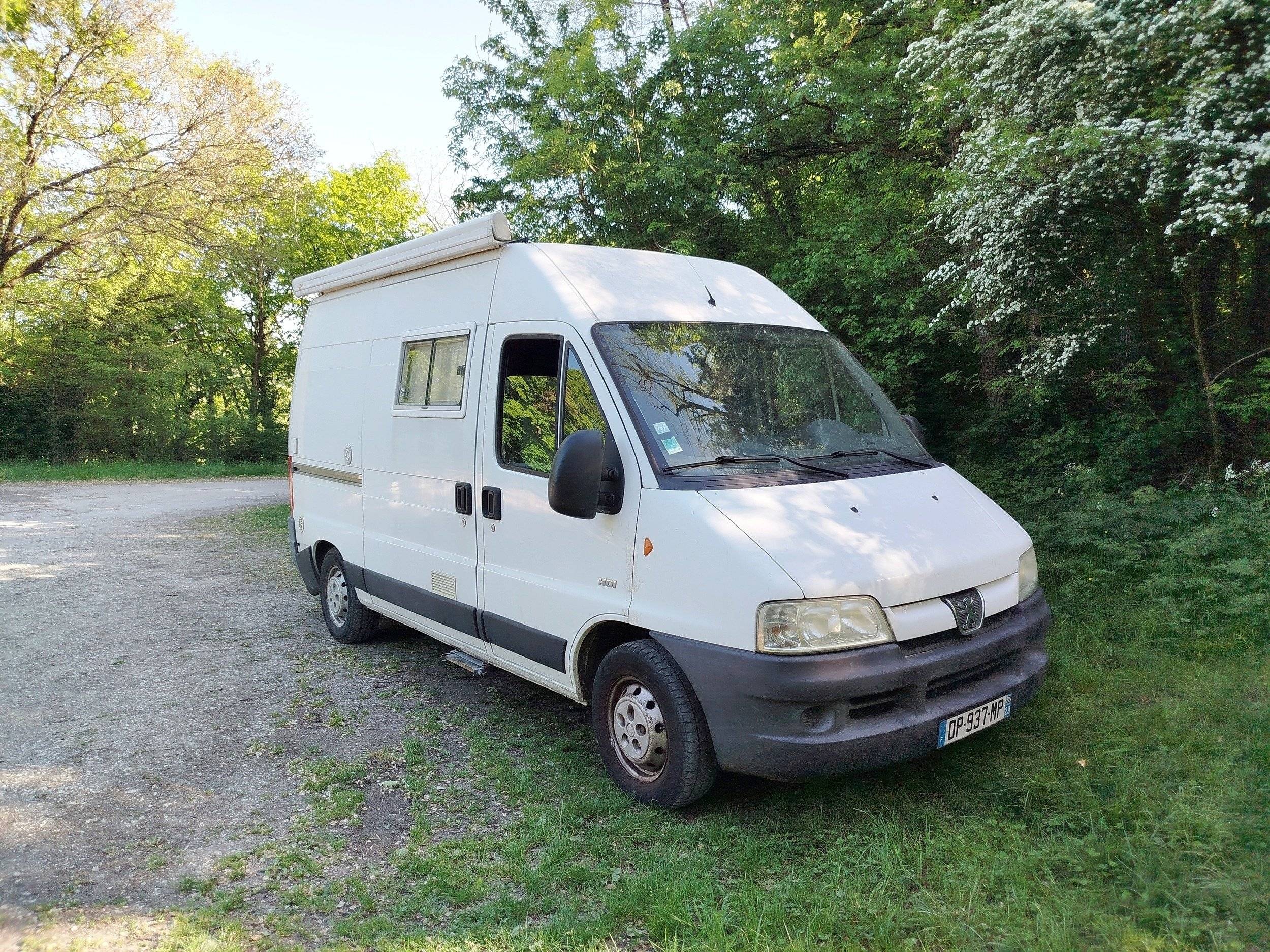 Vista frontale a ¾ Peugeot Boxer - Yescapa